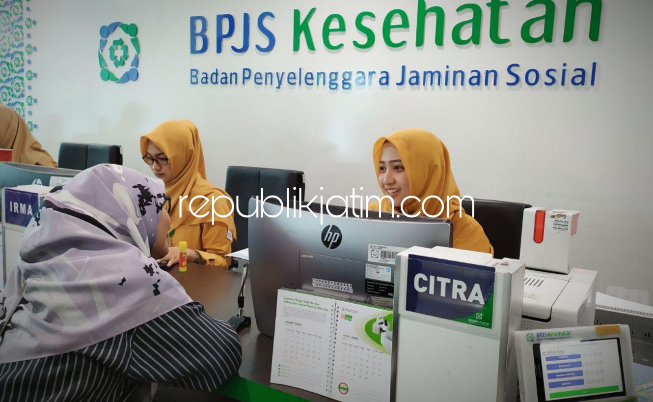 LAYANAN - Sejumlah petugas pelayanan BPJS Kesehatan Cabang Sidoarjo sibuk memberikan pelayanan kepada warga yang memegang kartu KIS, Rabu (25/08/2021).