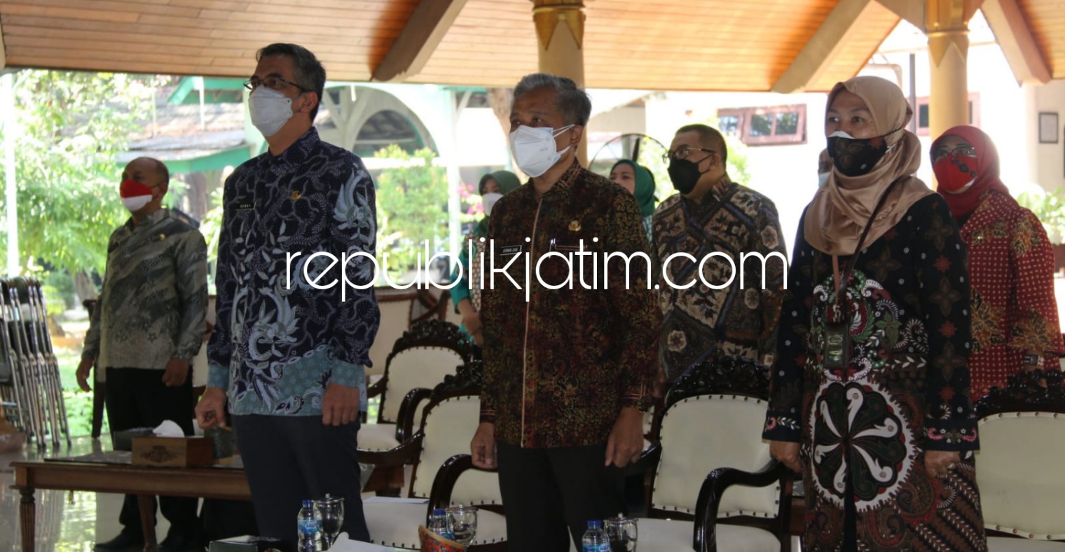 TEKAN - Sekda Sidoarjo, Ahmad Zaini saat Rapat Koordinasi Daerah (Rakorda) High Level Meeting bersama Tim Pengendalian Inflasi Daerah (TPID) Sidoarjo minta peran TPID mampu menekan inflasi di masa pandemi Covid -19, Rabu (25/08/2021).