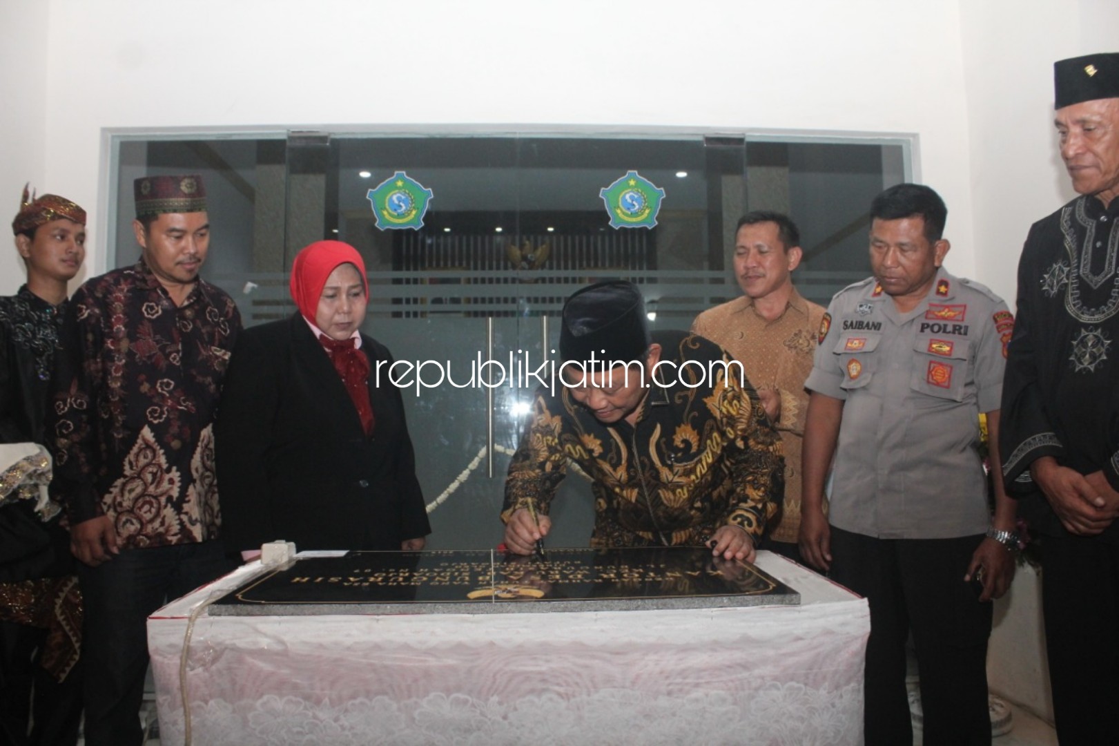 RESMIKAN - Bupati Sidoarjo, Saiful Ilah meresmikan kantor Desa Bungurasih, Kecamatan Waru, Sidoarjo, Sabtu (24/08/2019) malam.