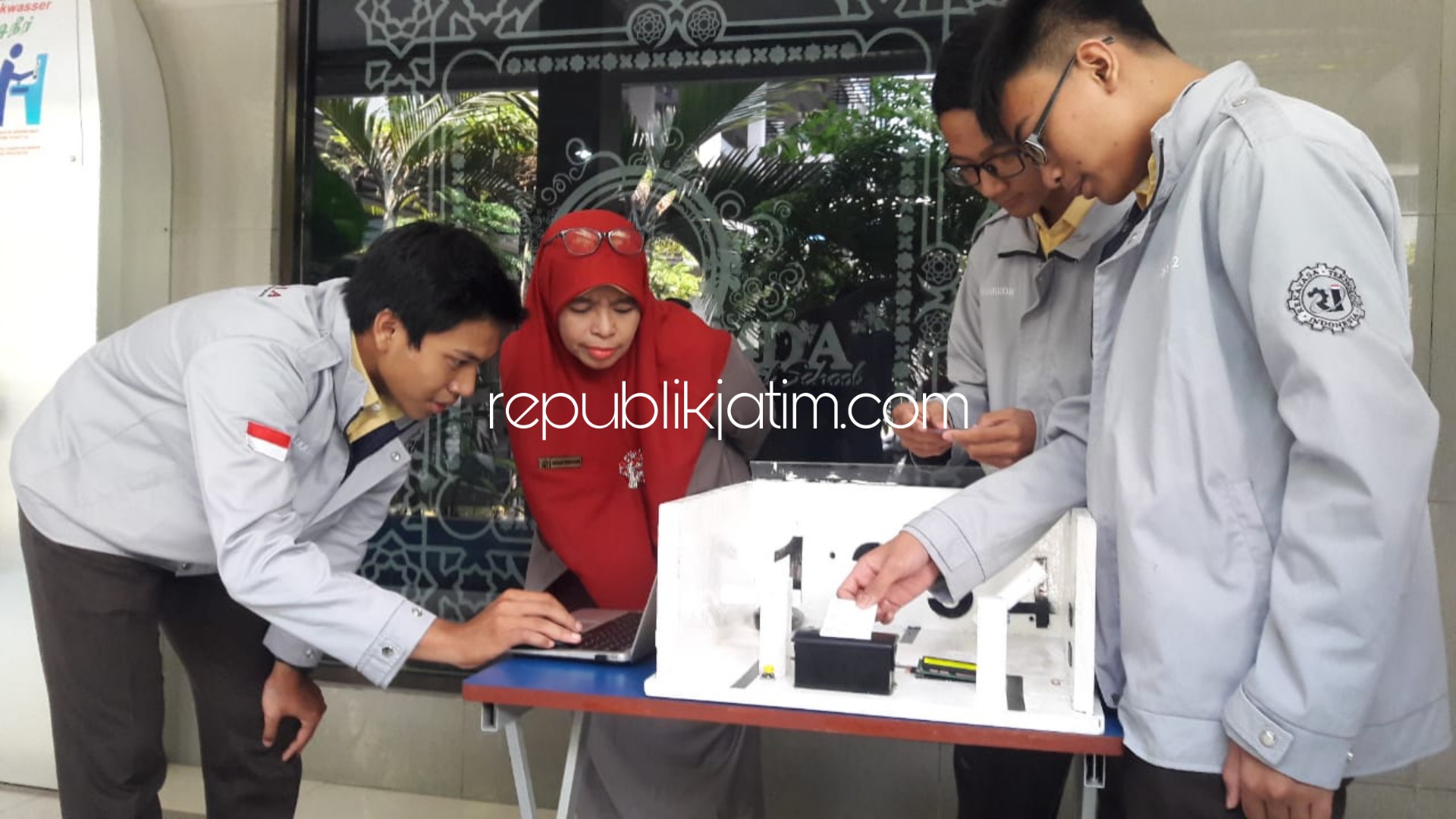 SMART PARKING - Tim siswa Smamda yang menciptakan smart parking (parkir cerdas) untuk mobil mempraktekkan kondisi pengaturan parkir otomatis di sekolahnya, Selasa (27/08/2019).