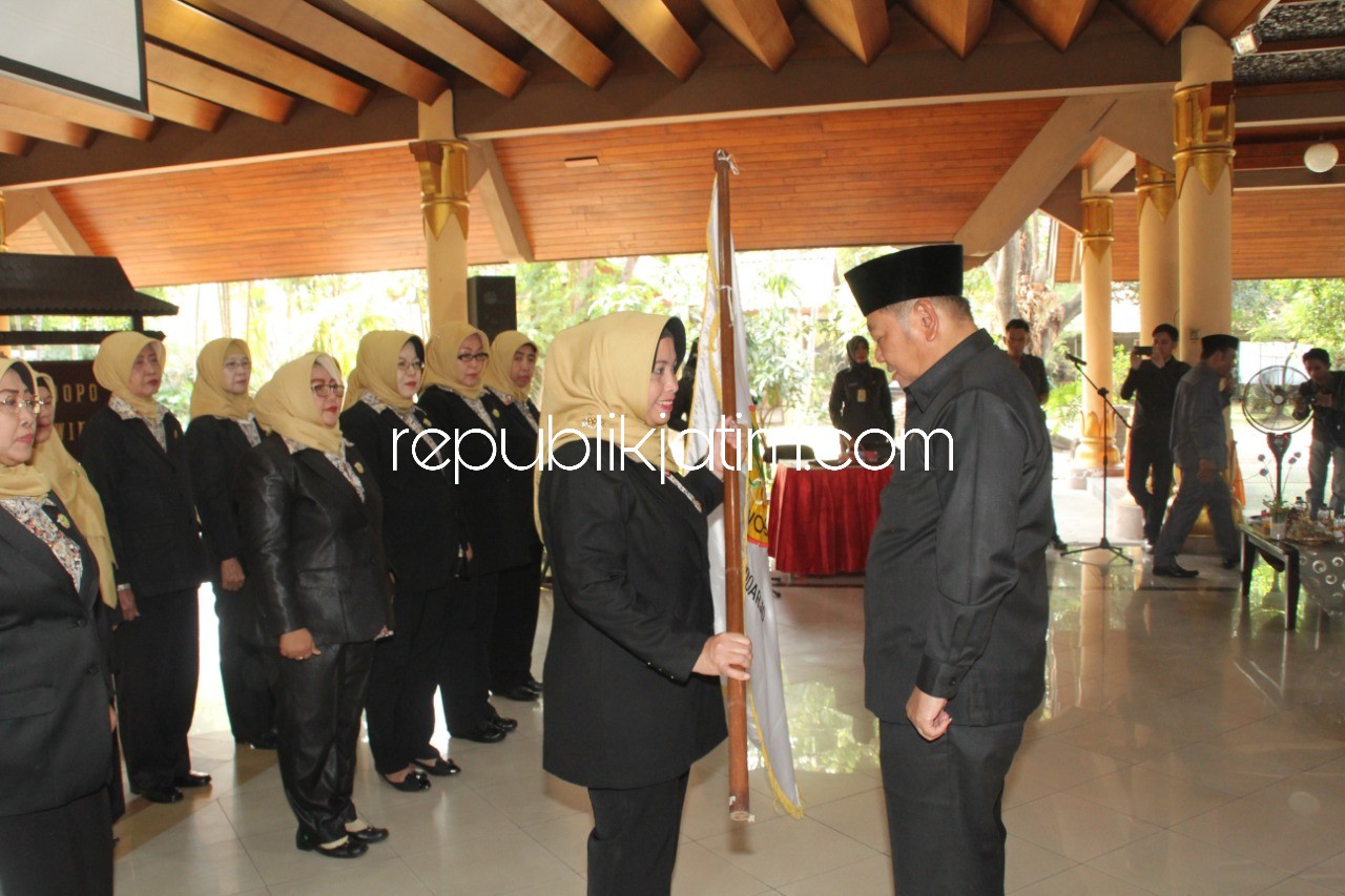 PENGUKUHAN - Bupati Sidoarjo, Saiful Ilah mengukuhkan istri Wabup Sidoarjo, Ny Ida Nur Ahmad Syaifuddin sebagai Ketua Perwosi Sidoarjo di Pendopo Delta Wibawa, Senin (27/08/2018).