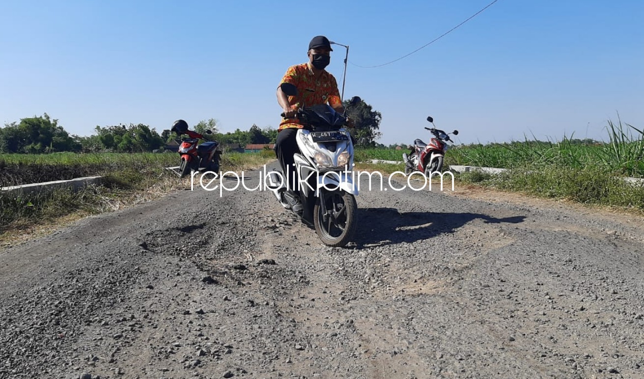 RUSAK BERAT - Ini JL Raya alternatif Balongbendo-Tarik di Dusun Kendal, Desa Bakungpringgondani, Balongbendo yang rusak berat dan dibahas di Musrenbangdes bertahun-tahun tak kunjung diperbaiki Dinas Pekerjaan Umum (PU) Pemkab Sidoarjo, Kamis (27/08/2020).