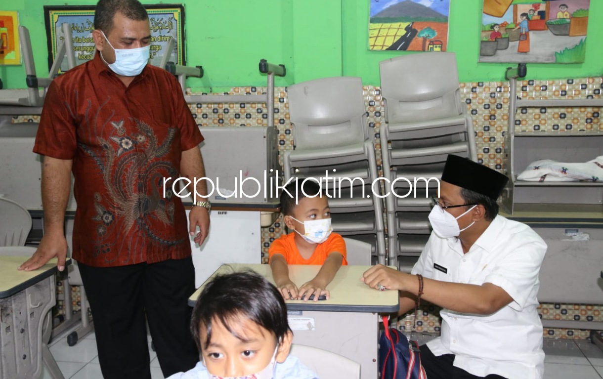 PTM - Bupati Sidoarjo, Ahmad Muhdlor Ali (Gus Muhdlor) sidak ke MINU Pucang, Sidoarjo untuk mengecek kesiapan dan uji coba Pembelajaran Tatap Muka (PTM) berjalan lancar di mulai tingkat Sekolah Dasar (SD), Jumat (27/08/2021).