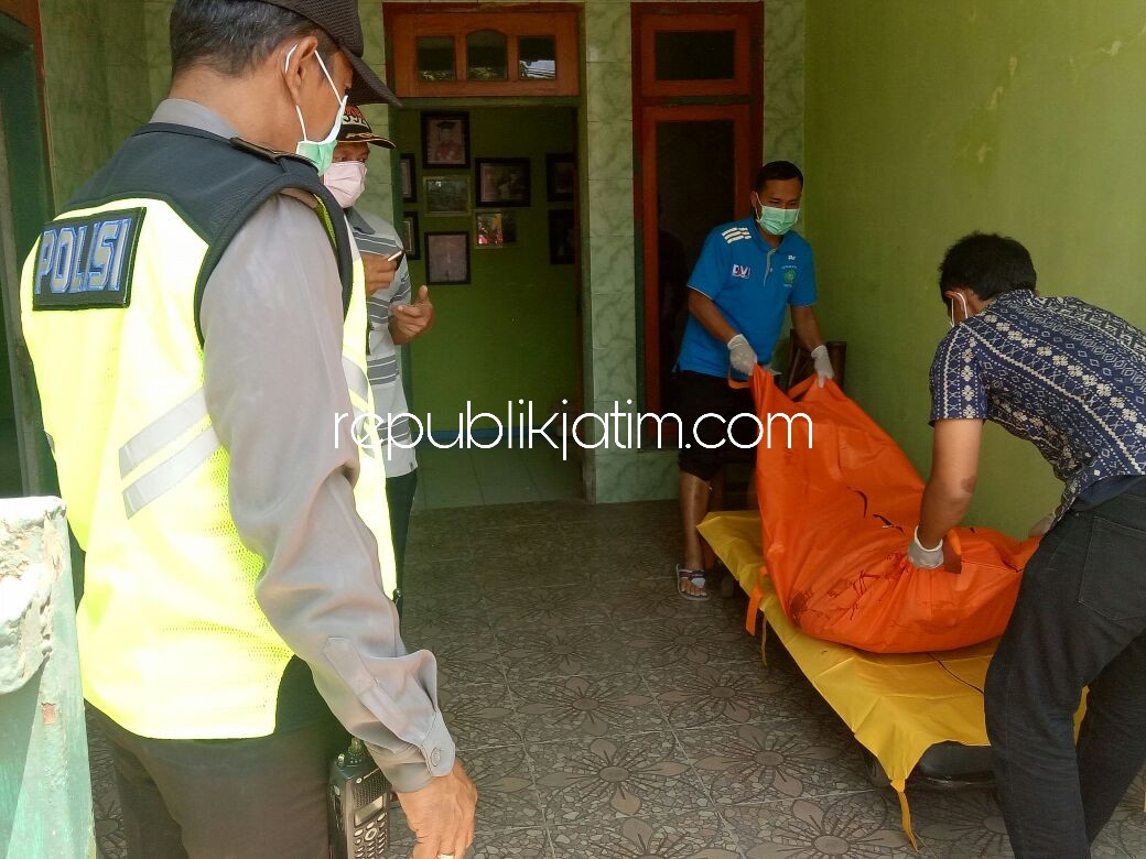 EVAKUASI - Jenazah korban Laode M Syahartin saat ditemukan di lantai kamar dievakuasi petugas untuk dilarikan ke kamar mayat RSUD Sidoarjo, Minggu (27/08/2018).