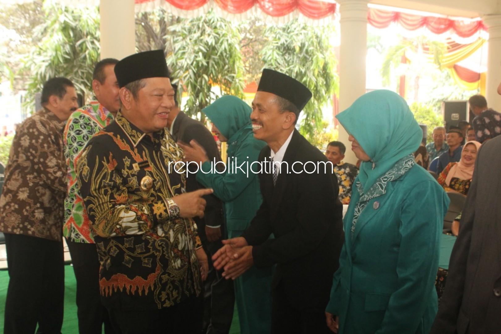 UCAPAN - Bupati Sidoarjo, Saiful Ilah memberikan ucapan kepada seluruh Penjabat (Pj) Kades se Kecamatan Tulangan yang baru dilantik di Kecamatan Tulangan, Selasa (27/08/2019).