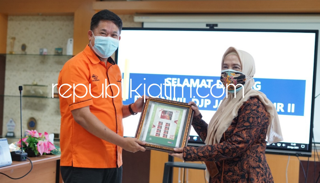 KUNJUNGAN - Kepala Kantor Wilayah (Kanwil) DJP Jawa Timur II Lusiani menerima Executive Vice President Kantor Pos Regional 5 (Jatim-Bali-Nusra) Kiagus Muhammad Amran dan tim di Ruang Rapat Kanwil DJP Jawa Timur II, JL Raya Juanda, Sidoarjo kemarin.