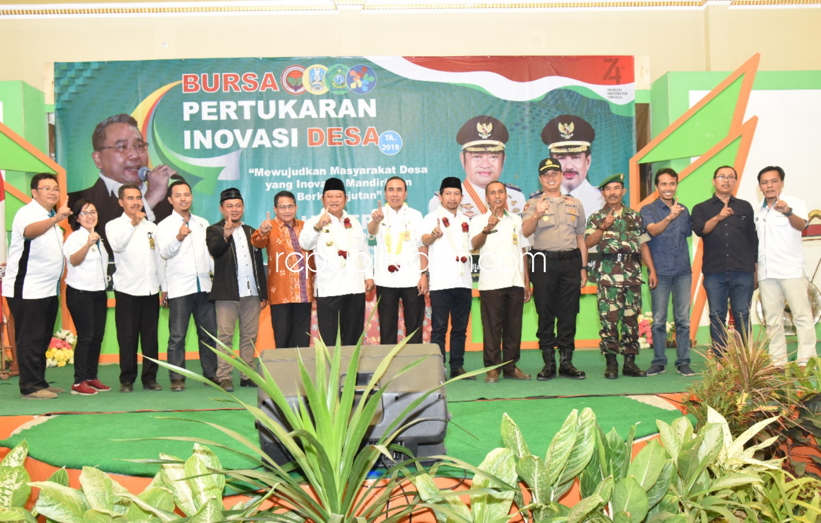 BURSA - Bupati Sidoarjo, Saiful Ilah membuka acara Bursa Inovasi Desa (BID) Cluster III meliputi Taman,Waru, Gedangan, Buduran, Sedati, dan Sukodono di Convention Hall Desa Pekarungan, Kecamatan Sukodono, Rabu (28/08/2019).