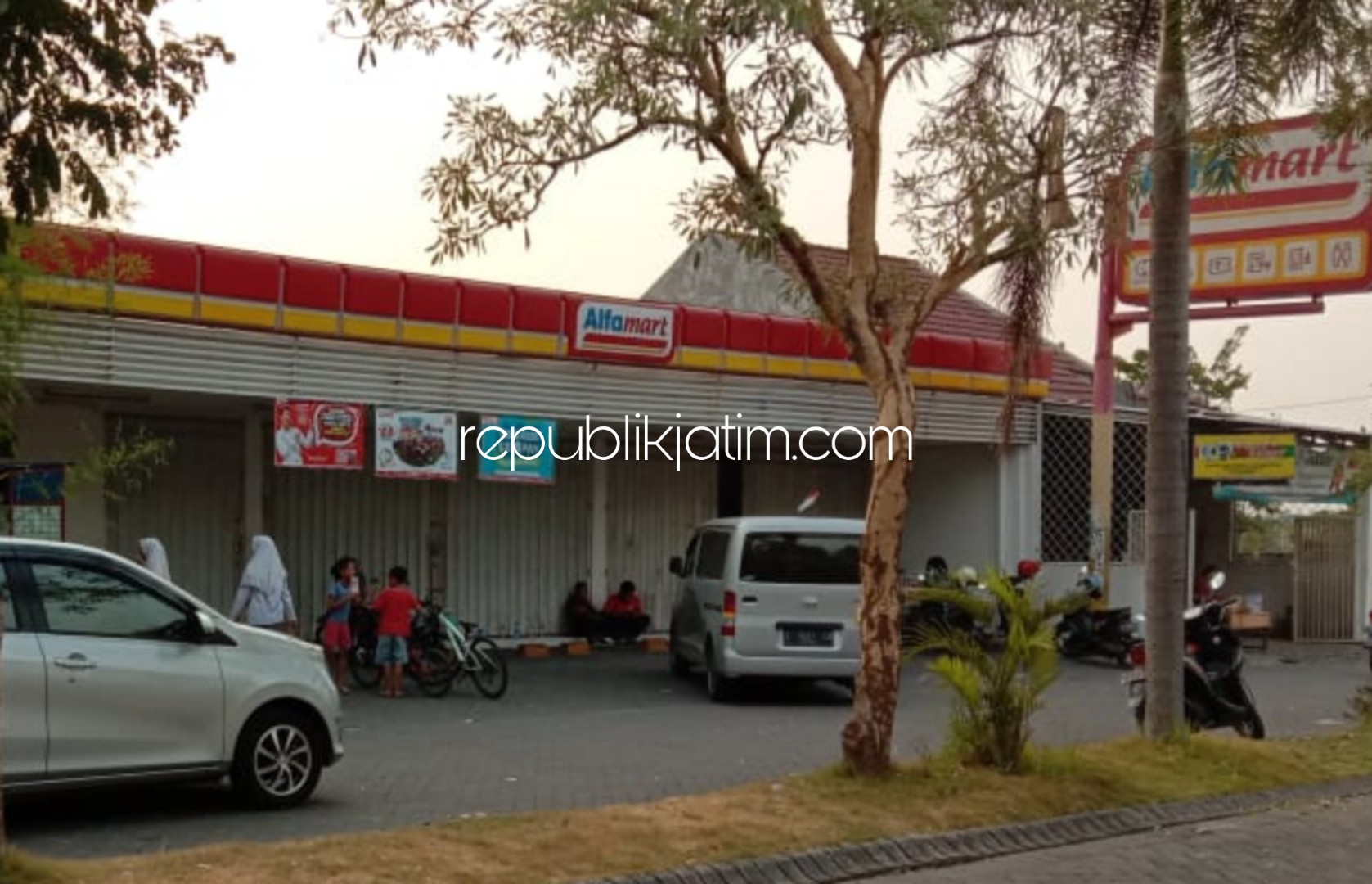 KEBOBOLAN - Sebuah minimarket di Perum Taman Asri, Desa Tawangsari, Kecamatan Taman, Sidoarjo dibobol kawanan pencuri Rp 28 juta amblas, Rabu (28/8) dini hari.