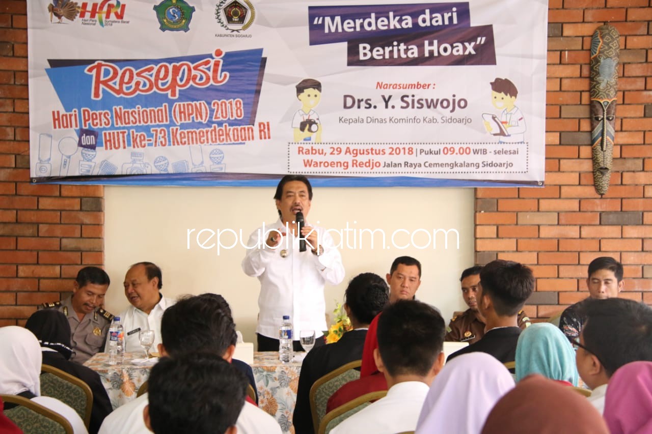SAMBUTAN - Wakil Bupati Sidoarjo, Nur Ahmad Syaifuddin membuka acara diskusi publik Merdeka dari Berita Hoaks yang digelar PWI Sidoarjo di Waroeng Redjo Desa Cemengkalang, Kecamatan/Kabupaten Sidoarjo, Rabu (29/08/2018).