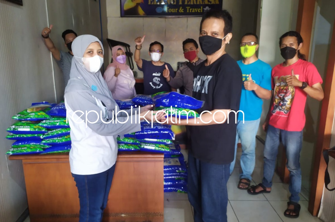 SERAHKAN - Sejumlah pengurus Ikatan Alumni SMAN 4 Sidoarjo (Ika Smanivda) menyerahkan bantuan paket sembako untuk para alumni yang terdampak pandemi Covid-19, Minggu (29/08/2021).