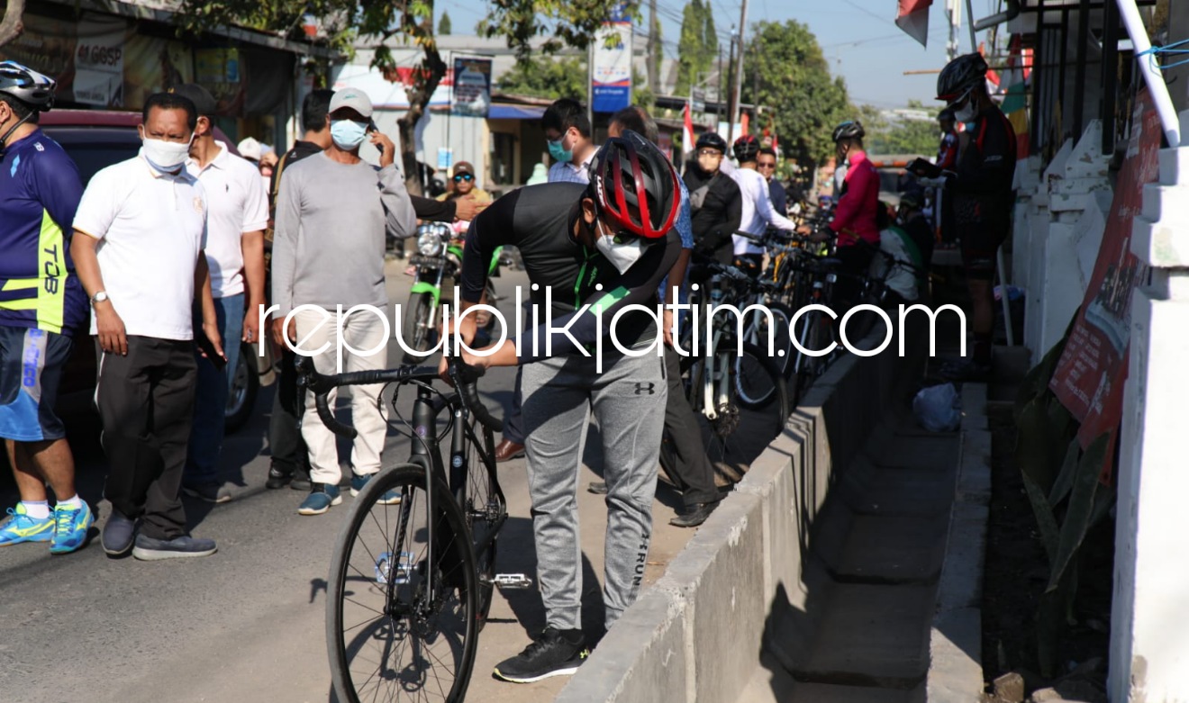 TINJAU - Bupati Sidoarjo Ahmad Muhdlor Ali (Gus Muhdlor) meninjau proyek betonisasi Desa Kwangsan dan Desa Buncitan, Kecamatan Sedati, Sidoarjo yang sebelumnya disebut jeglongan sewu, Minggu (29/08/2021). 
