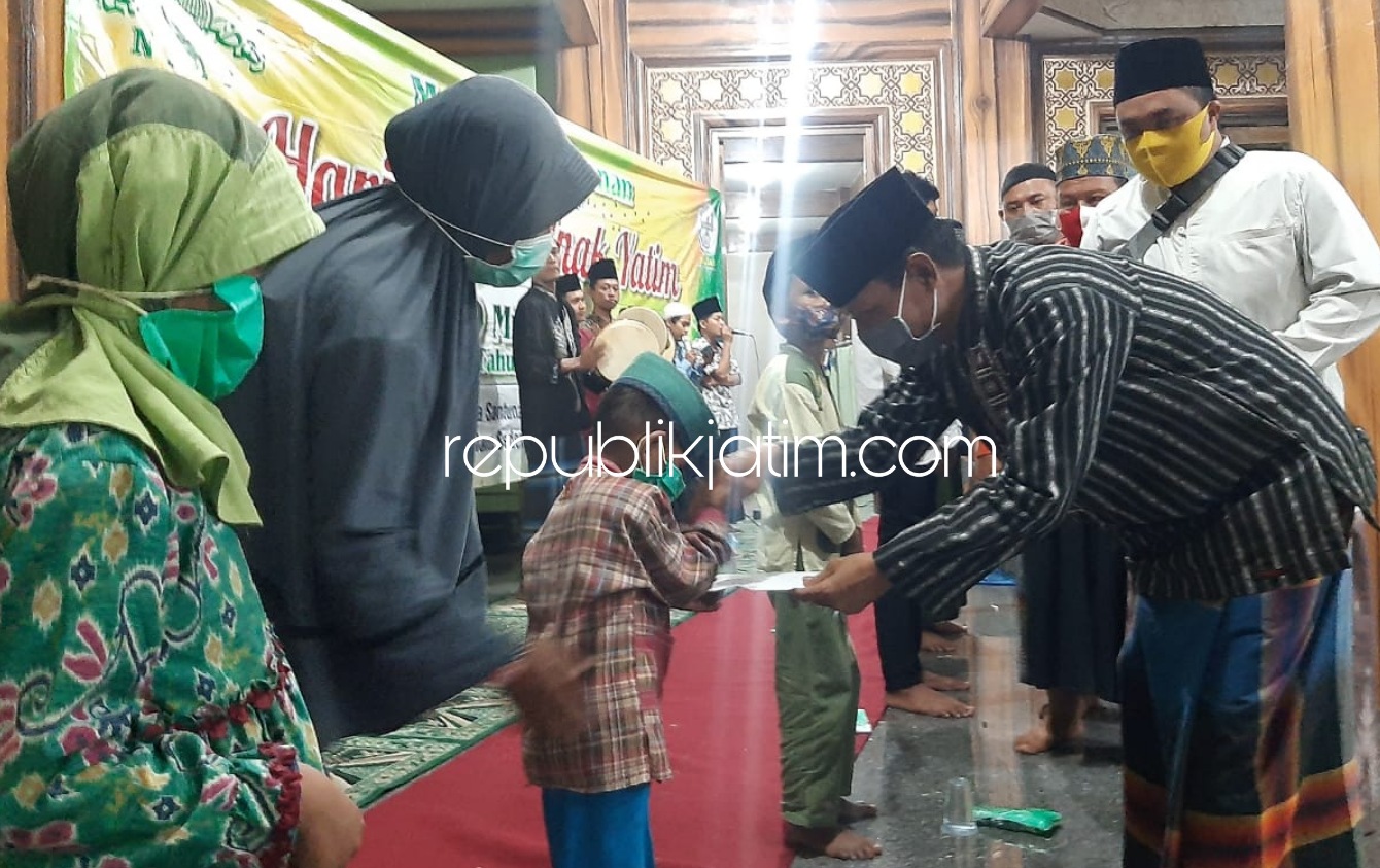 SANTUNAN - Sebanyak 60 anak yatim menerima santunan sebesar Rp 1,8 juta dari Panitia Santunan Anak Yatim (PSAY) dan Remaja Islam Sedenganmijen Krian (RISSKA) dipimpin Kades Sedenganmijen, Kecamatan Krian, Sidoarjo, Hasanuddin, Jumat (28/08/2020) malam.