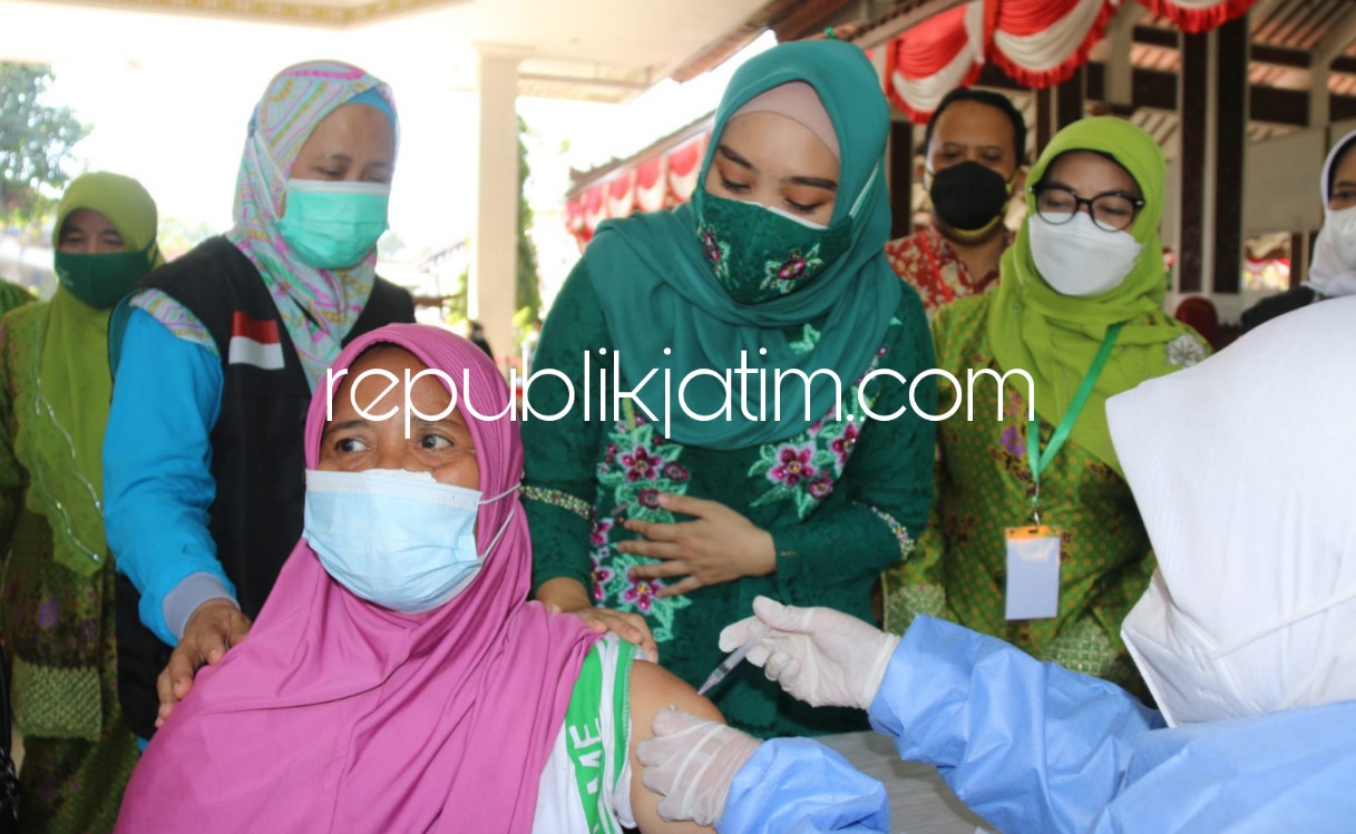 SAKSIKAN - Istri Bupati Sidoarjo, Ny Sa'adah Ahmad Muhdlor Ali (Gus Muhdlor) menyaksikan proses vaksinasi anggota PC Muslimat NU yang digelar di Pendopo Delta Wibawa, Sidoarjo, Minggu (29/08/2021).