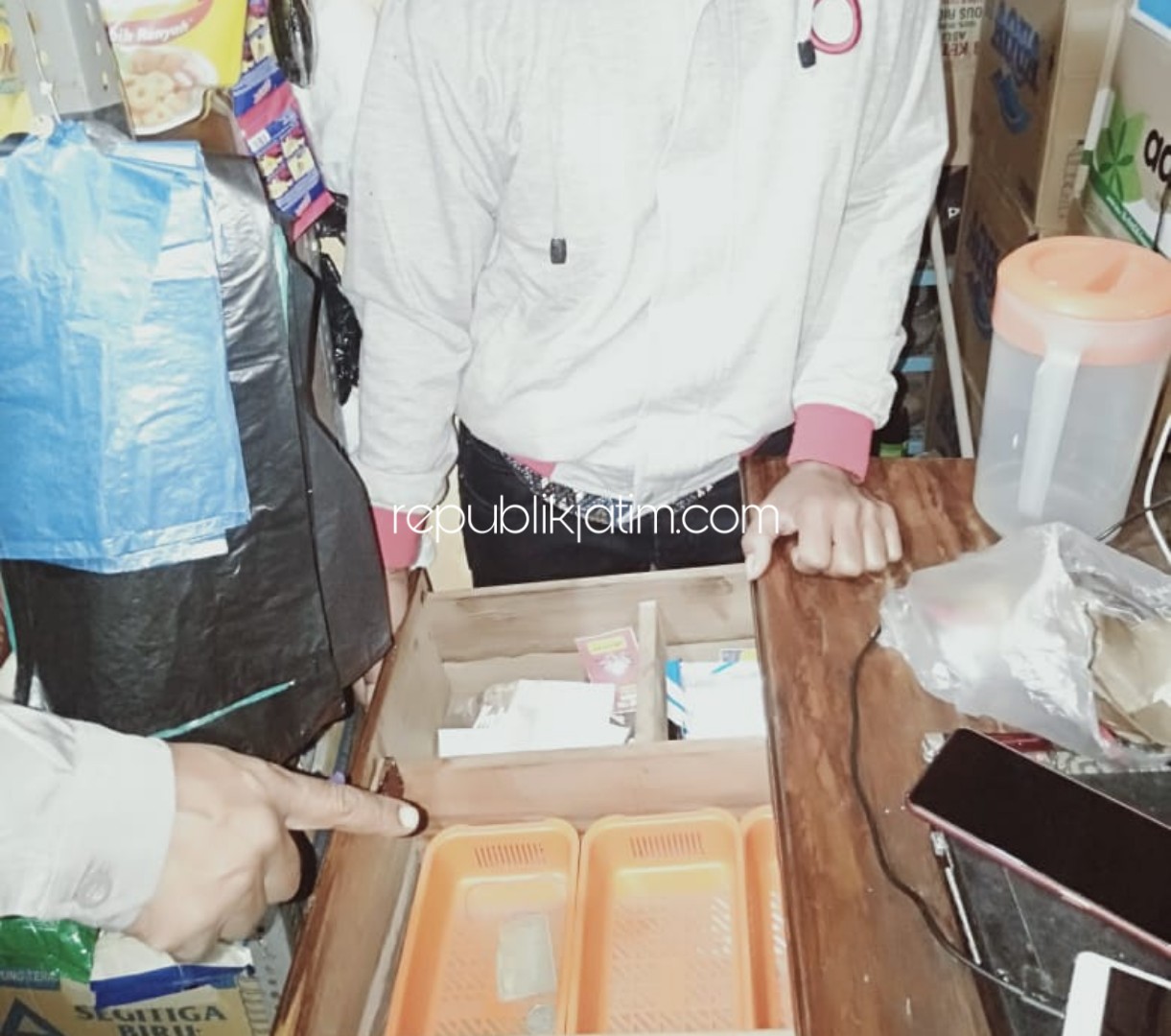 KURAS - Kawanan pencuri berhasil menguras perhiasan dan rokok dari Toko Yuni di Dusun Bentis, Desa Wagir Lor, Kecamatan Ngebel, Ponorogo, Rabu (28/08/2019) malam.