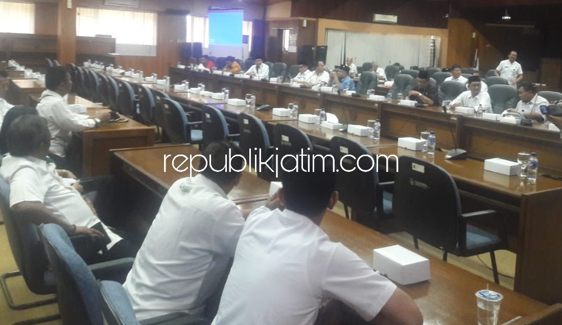 HEARING - Sejumlah anggota dan pimpinan Banggar DPRD Sidoarjo memberikan pemaparan kepada sejumlah Kades dan Camat yang mendukung pembangunan Gedung Terpadu berlantai 17 dan RSUD Barat dengan skema KPBU, Rabu (29/08/2018).