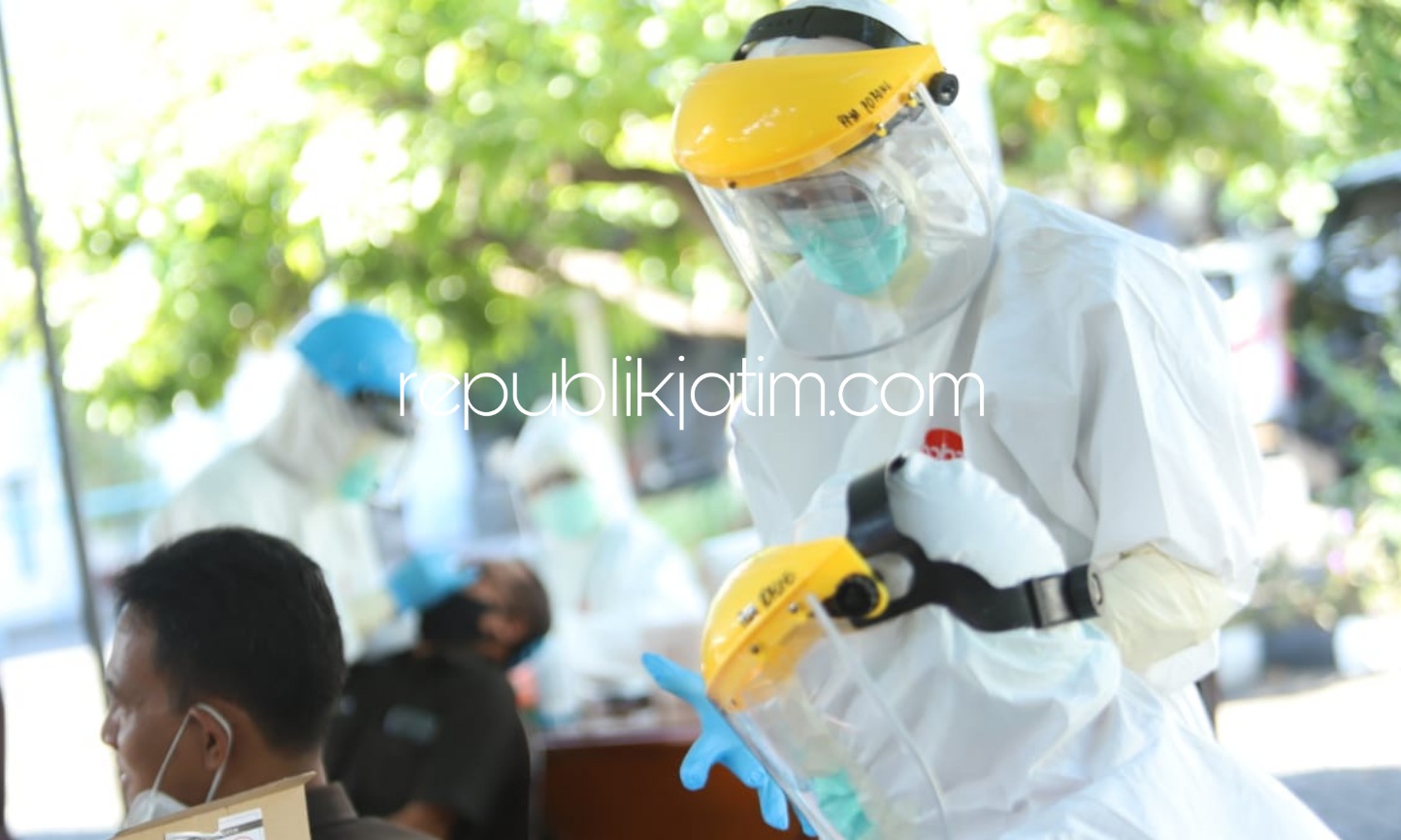 SWAB - Sebanyak 49 anggota dan pimpinan DPRD serta 110 staf dan Sekretariat Dewan (Sekwan) DPRD Sidoarjo saat mengikuti tes swab, Rabun(26/08/2020) lalu, empat diantaranya hasilnya positif.