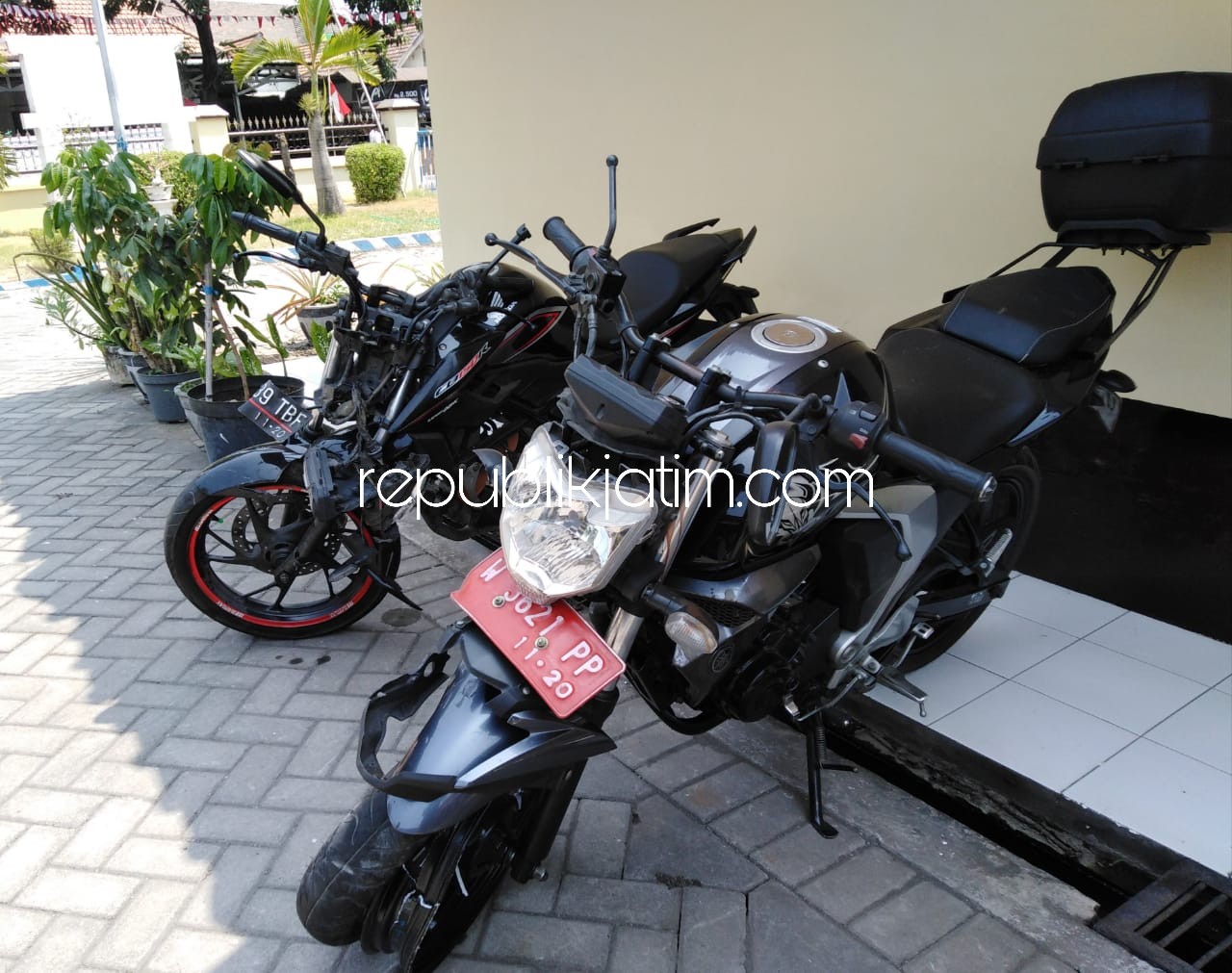 DIAMANKAN - Dua unit motor yang terlibat kecelakaan dalam kondisi ringsek bagian depan diamankan sebagai barang bukti di Polsek Tanggulangin, Rabu (29/08/2018).