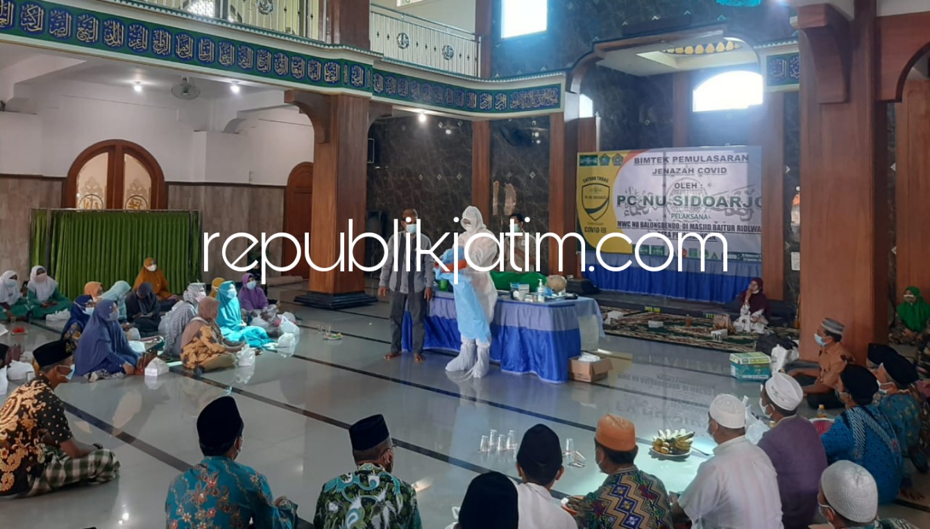 BIMTEK - Pemateri Muhammad Zaim Afsokh saat memberikan pelatihan bimtek pemulasaran jenazah Covid-19 untuk para peserta di Masjid Baitur Ridlwan Balongbendo, Sidoarjo, Sabtu (28/08/2021).