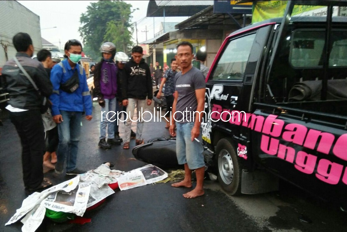 TEWAS - Pengendara motor, Su'en (48) warga Pungging, Mojokerto yang tewas terlindas truk di JL Raya Kedungwonokerto, Kecamatan Prambon, Sidoarjo, Rabu (29/08/2018) petang.