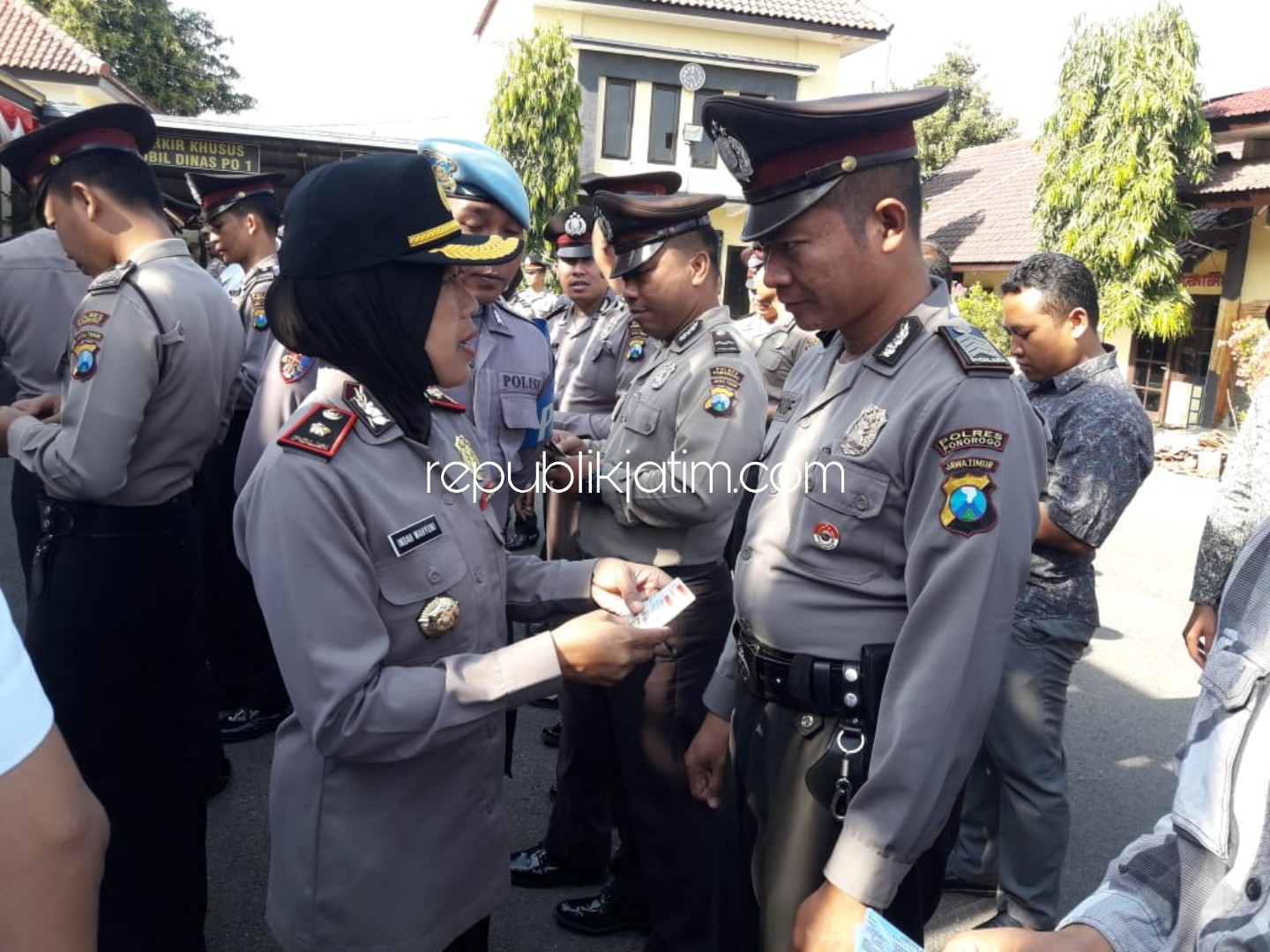 OPERASI - Wakapolres Ponorogo, Kompol Indah Wahyuni memimpin Penegakan Ketertiban dan Pelanggaran Kedisplinan (Gaktiplin) anggotanya usai apel secara mendadak, Rabu (27/08/2019).