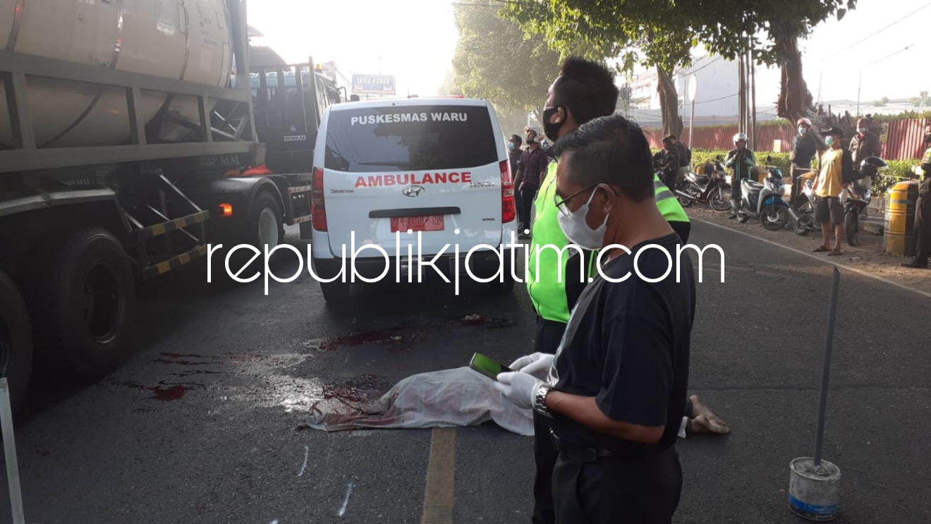 EVAKUASI - Petugas Unit Laka, Satuan Lantas, Polresta Sidoarjo mengevakuasi korban kecelakaan, Rizki Pratama (26) warga Jend S Parman Desa/Kecamatan Waru, Sidoarjo yang kecelakaan tabrak lari di JL Letjend Sutoyo, Waru, Sidoarjo, Minggu (29/08/2021).