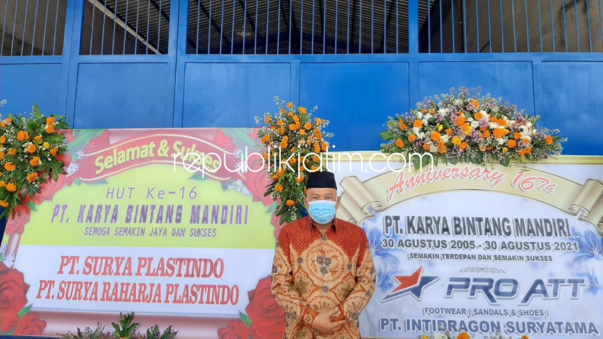 HUT - Direktur PT KBM Totok Supriono saat berada di depan karangan bunga ucapan selamat ulang tahun ke 16, Senin (30/08/2021).