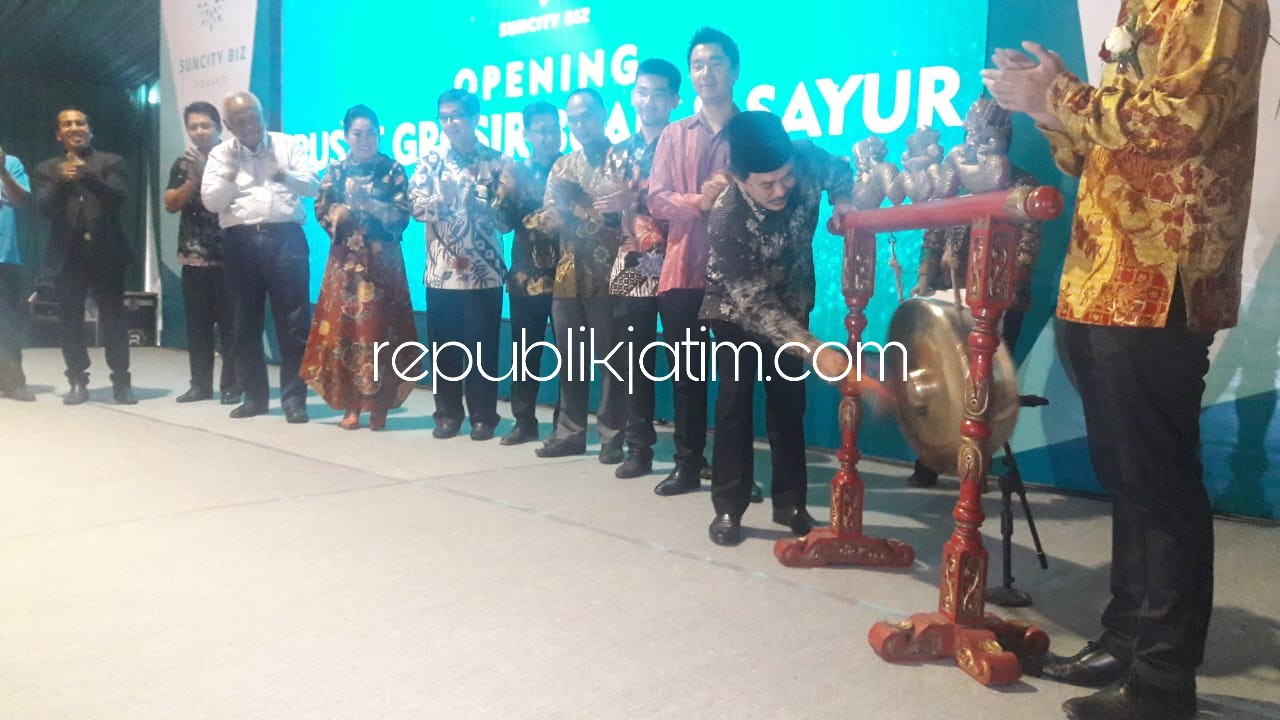 RESMIKAN - Wakil Bupati Sidoarjo, Nur Ahmad Syaifuddin membuka dan meresmikan Pusat Grosir Buah dan Sayur Propinsi Jawa Timur di Suncity Biz di Jalur Arteri Porong, Sidoarjo, Kamis (30/08/2018).
