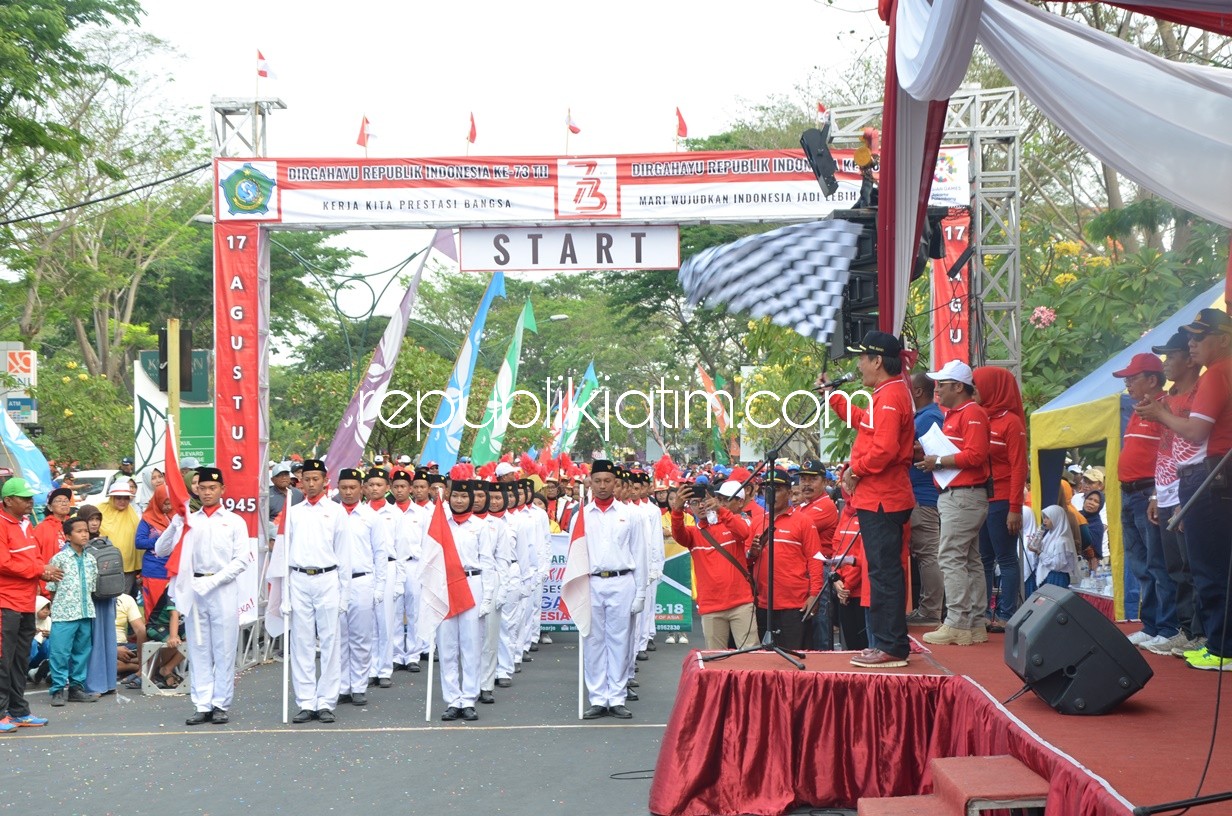 PEMBERANGKATAN - Wakil Bupati Sidoarjo, Nur Ahmad Syaifuddin memberangkatkan 435 regu peserta gerak jalan HUT RI ke 73 di Kahuripan Nirvana Village (KNV), Rabu (29/08/2018) sore.