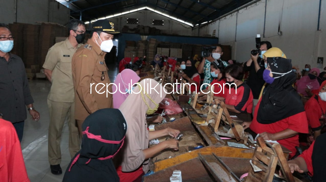 BLT - Sebanyak 1.930 buruh Pabrik Rokok (PR) menerima Bantuan Langsung Tunai (BLT) Rp 300.000 yang diterima selama 10 bulan diserahkan simbolis Wakil Bupati Sidoarjo, Subandi di PR Cengkir Mas Gempolsari, Tanggulangin, Sidoarjo, Senin (30/08/2021).