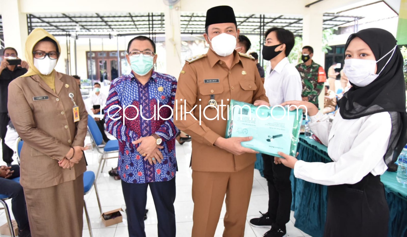 PELATIHAN - Sebanyak 52 warga Kecamatan Sedati mendapat pelatihan kompetensi SPA Refleksiologi, Barista dan Tata Rias Pengantin yang dibuka Wakil Bupati Sidoarjo, Subandi di Pendopo Kecamatan Sedati, Sidoarjo, Senin (30/08/2021).