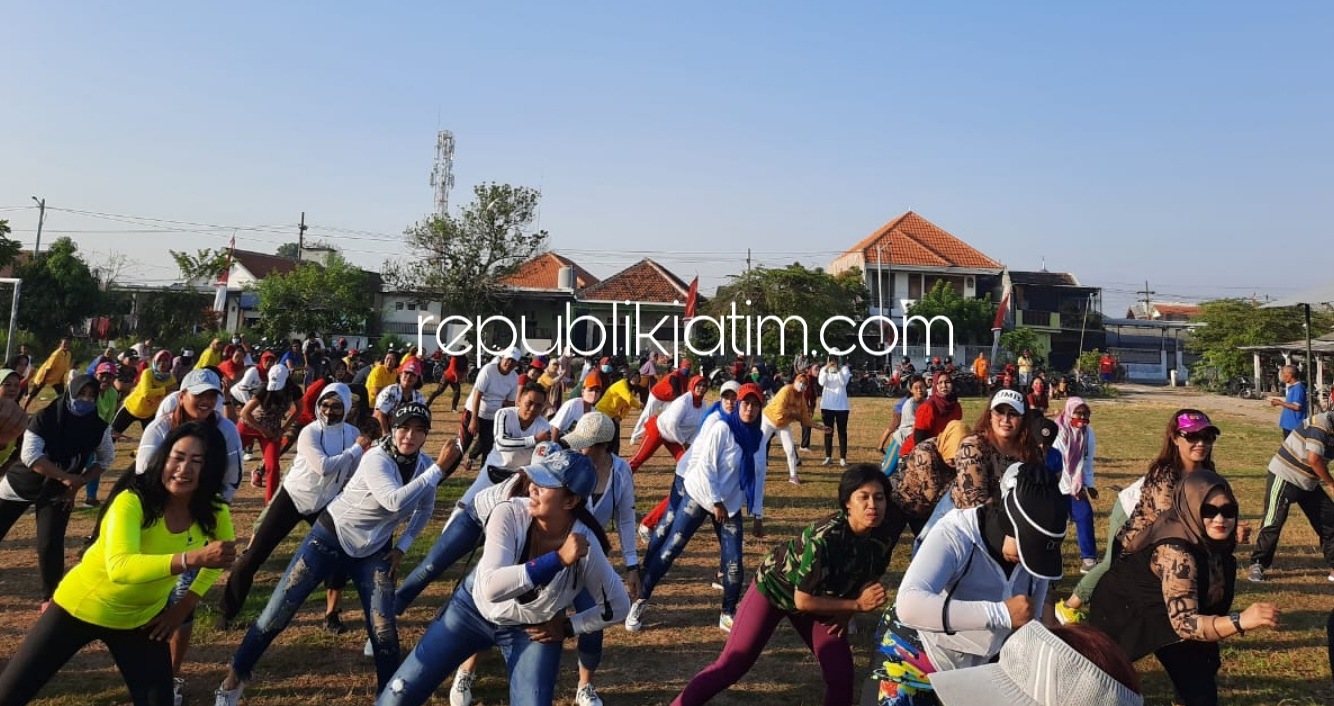 GEBYAR - Tim relawan Bacabup Bambang Haryo Soekartono (BHS) menggebyar semarak akhir 17 Agustus 2020 dengan berbagai kegiatan mulai senam, turnamen bola hingga festival layang-layang yang di gelar di beberapa desa di lima kecamatan, Minggu (30/08/2020).