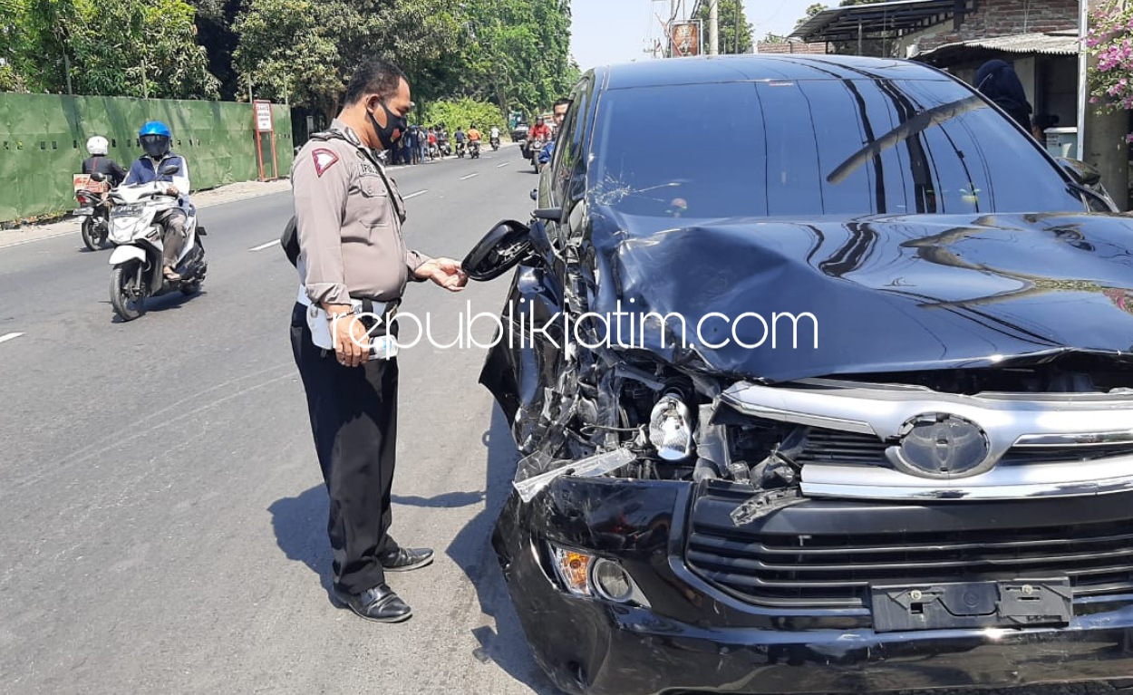 BERUNTUN - Petugas Unit Laka, Satuan Lantas, Polresta Sidoarjo mengevakuasi dan olah TKP kecelekaan beruntun melibatkan dua motor dan mobil Toyota Innova di JL Raya Desa Jabaran, Kecamatan Balongbendo, Sidoarjo, Minggu (30/08/2020).