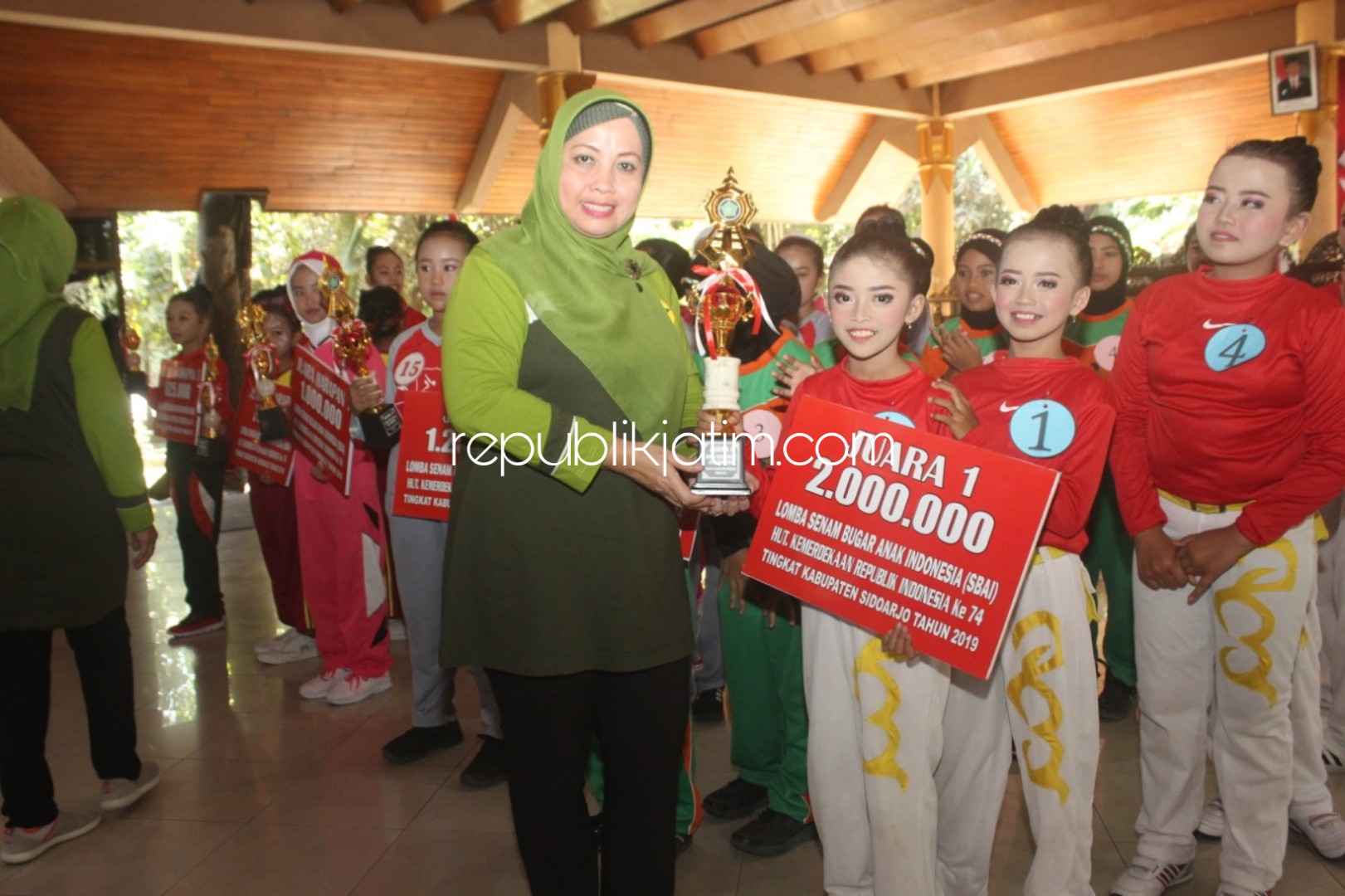 PENYERAHAN - Ketua Perwosi Sidoarjo, Ida Nur Ahmad Syaifuddin menyerahkan hadiah juara lomba Senam Bugar Anak Indonesia (SBAI) di Pendopo Delta Wibawa, Sidoarjo, Kamis (29/08/2019).