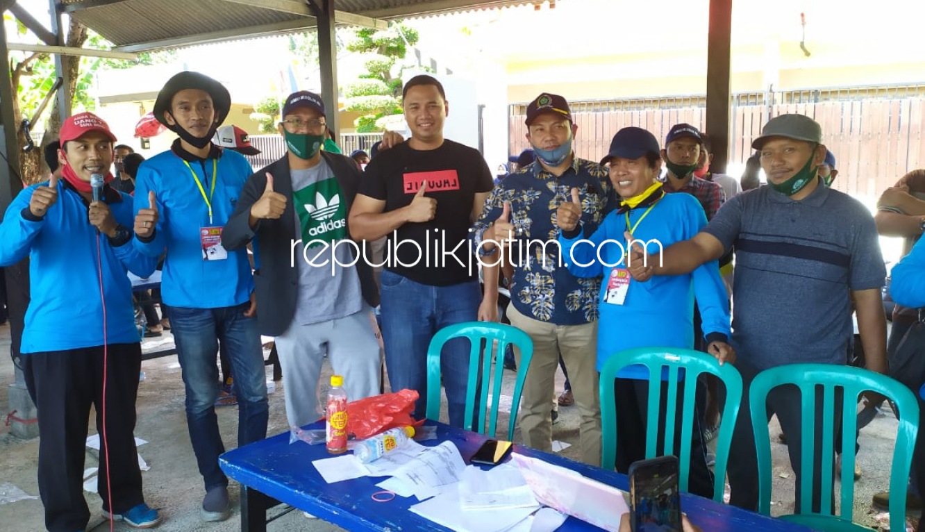 LOMBA MANCING - Bacabup dan Bacawabup Sidoarjo Ahmad Muhdlor Ali dan Subandi menyapa panitia lomba mancing yang digelar H Sofian Hadi di Sungai Boro, Tanggulangin, Sidoarjo berhadiah total Rp 50 juta diikuti ribuan pemancing, Minggu (30/08/2020).
