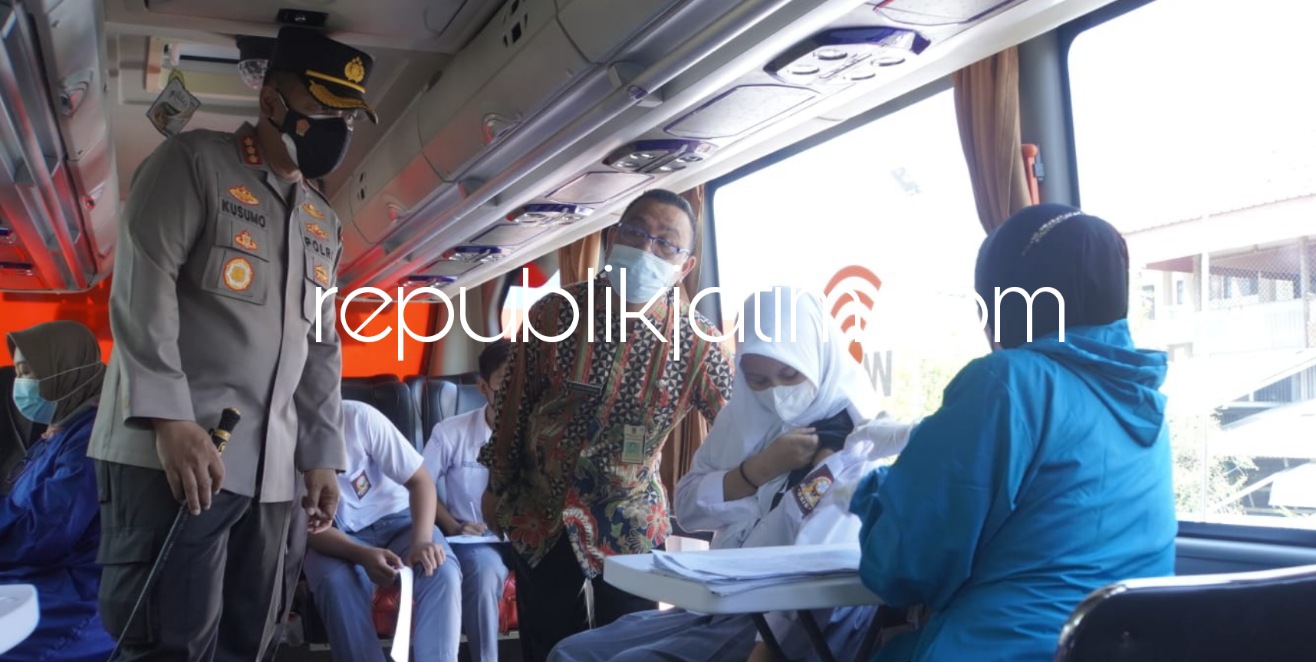 VAKSIN - Kapolresta Sidoarjo Kombes Pol Kusumo Wahyu Bintoro memantau vaksinasi siswa SMA Antartika, Kecamatan Buduran, Sidoarjo, Selasa (31/08/2021).
