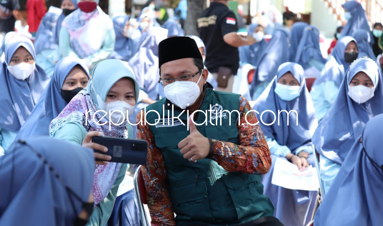 TINJAU - Bupati Sidoarjo Ahmad Muhdlor (Gus Muhdlor) meninjau vaksinasi Covid-19 bagi 5.000 pelajar SMA/SMK dan santri Ponpes salah satunya di Madrasah Aliyah As Syafi'iyah Kedensari dan Ponpes Al-Muayyad Wates Tanggulangin, Sidoarjo, Selasa (31/08/2021).