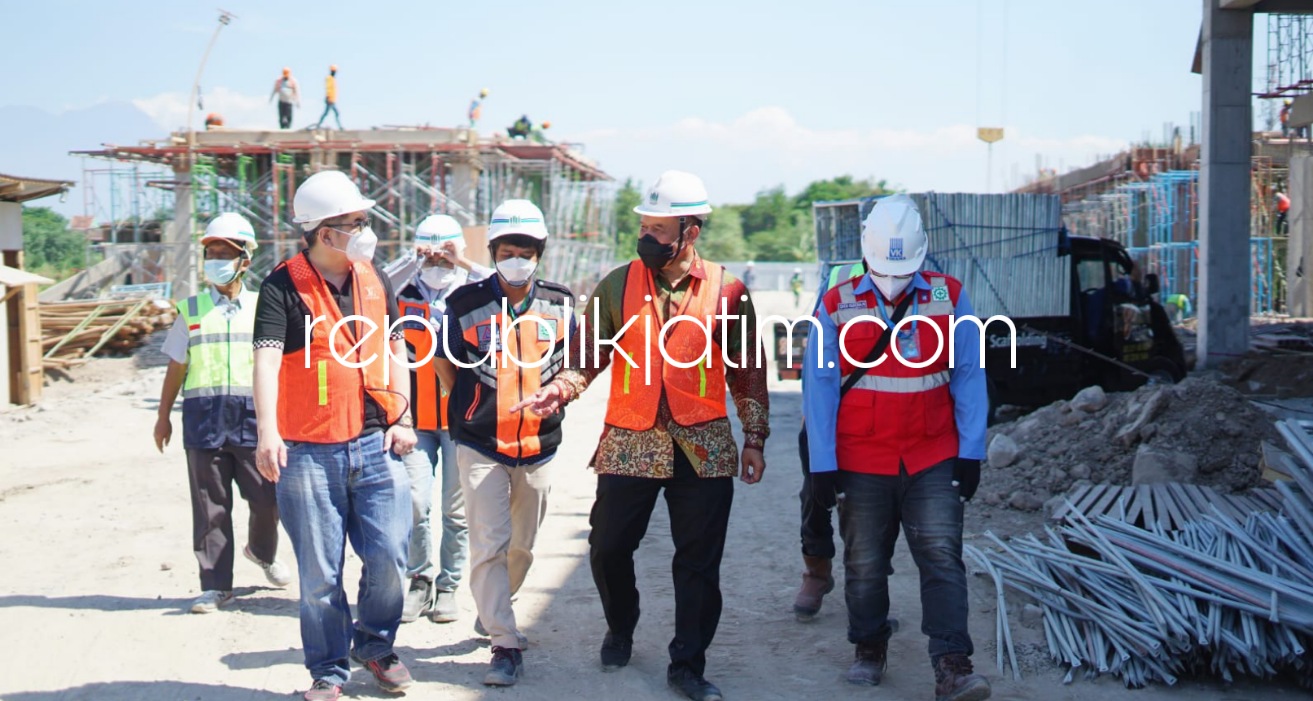 TINJAU - Dewan Pakar DPP Partai Gerindra, Bambang Haryo Soekartono (BHS) dan anggota Komisi E DPRD Jatim, dr Benyamin Kristianto meninjau proyek pembangunan RSUD Sidoarjo Barat di Kelurahan Tambakkemerakan, Kecamatan Krian, Sidoarjo, Selasa (31/08/2021).