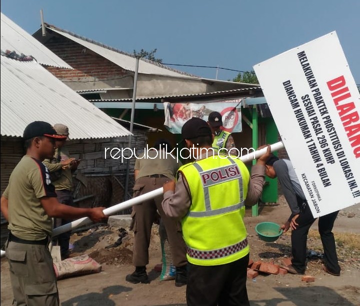 PAPAN LARANGAN - Petugas gabungan dan jajaran Forkopimpka Jabon memasang Papan Larangan di area komplek Dusun Tlocor, Desa Kedungpandan, Kecamatan Jabon, Sidoarjo, Jumat (31/08/2018).