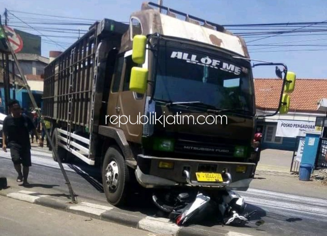 TERLINDAS - Motor Honda Vario bernopol AA 4702 NV yang dikendarai Sudi Wibowo (24) warga Desa Paitan, Kecamatan Kemiri, Purworejo, Jateng bersama temannya Wiwit (21) terperosok dibawah truk di Kelurahan Mindi Kecamatan Porong Sidoarjo, Senin (31/08/2020).