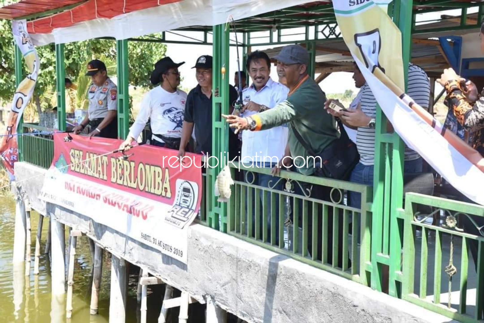 MANCING - Wabup Sidoarjo, Nur Ahmad Syaifuddin membuka acara lomba mancing yang digelar paguyuban Rental Car Indonesia (RCI) di Wisata Bahari Tlocor, Desa Kalisogo, Kecamatan Jabon, Sidoarjo, Sabtu (31/08/2019).