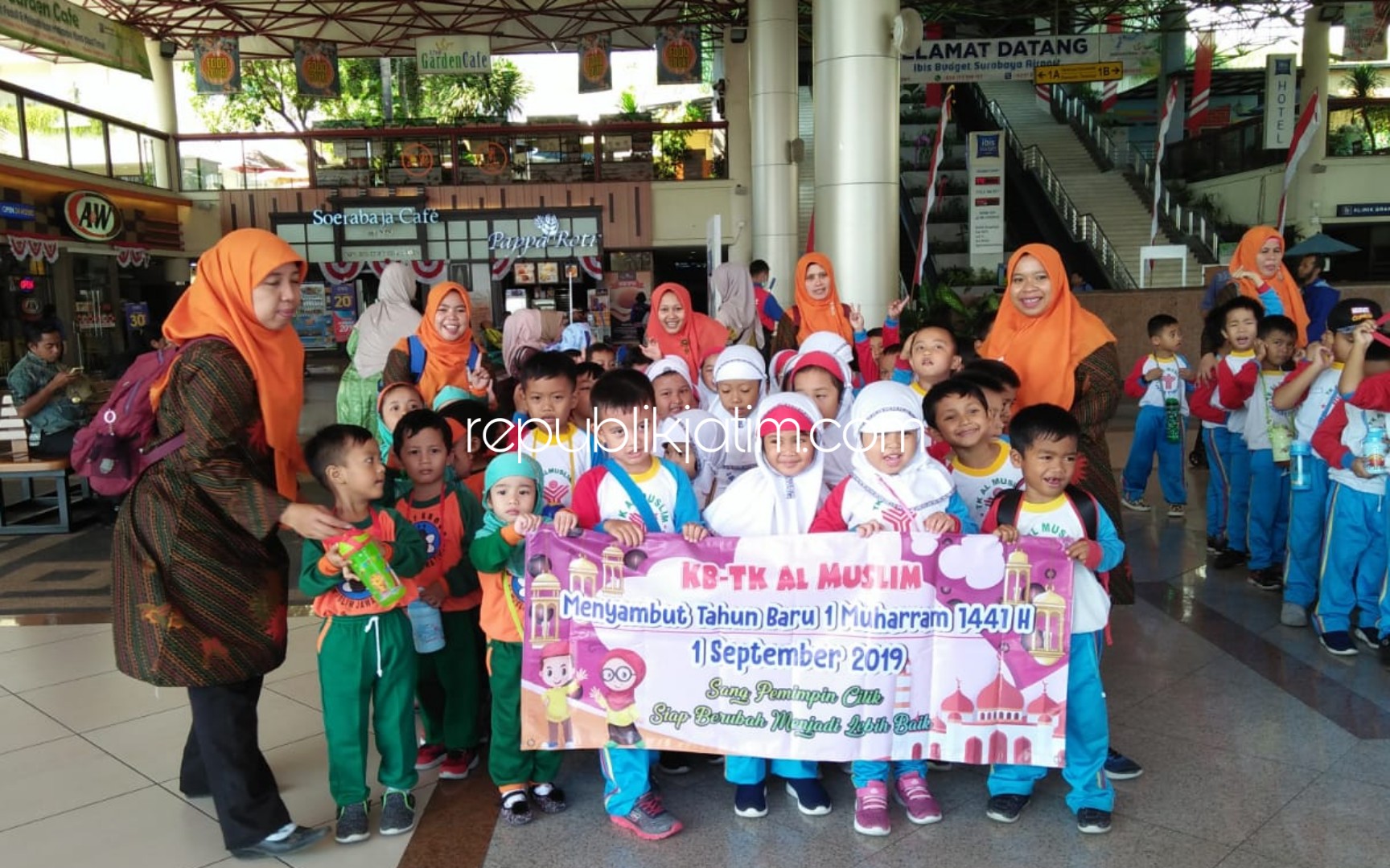 KENALKAN - Ratusan siswa KB - TK Al Muslim JL Raya Wadungasri, Kecamatan Waru, Sidoarjo mempromosikan (mengenalkan) tahun baru Islam ke pengunjung Bandara Internasional, Juanda, Sidoarjo, Sabtu (31/08/2019).