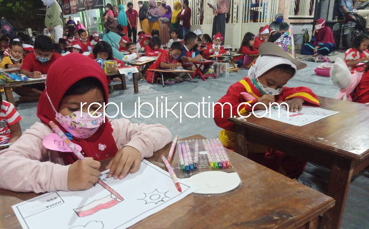 LOMBA - Puluhan anak-anak Desa Kraton, Kecamatan Krian, Sidoarjo mengikuti lomba mewarnai sebagai peringatan HUT Kemerdekaan RI ke 76, Minggu (31/08/2021) malam. 