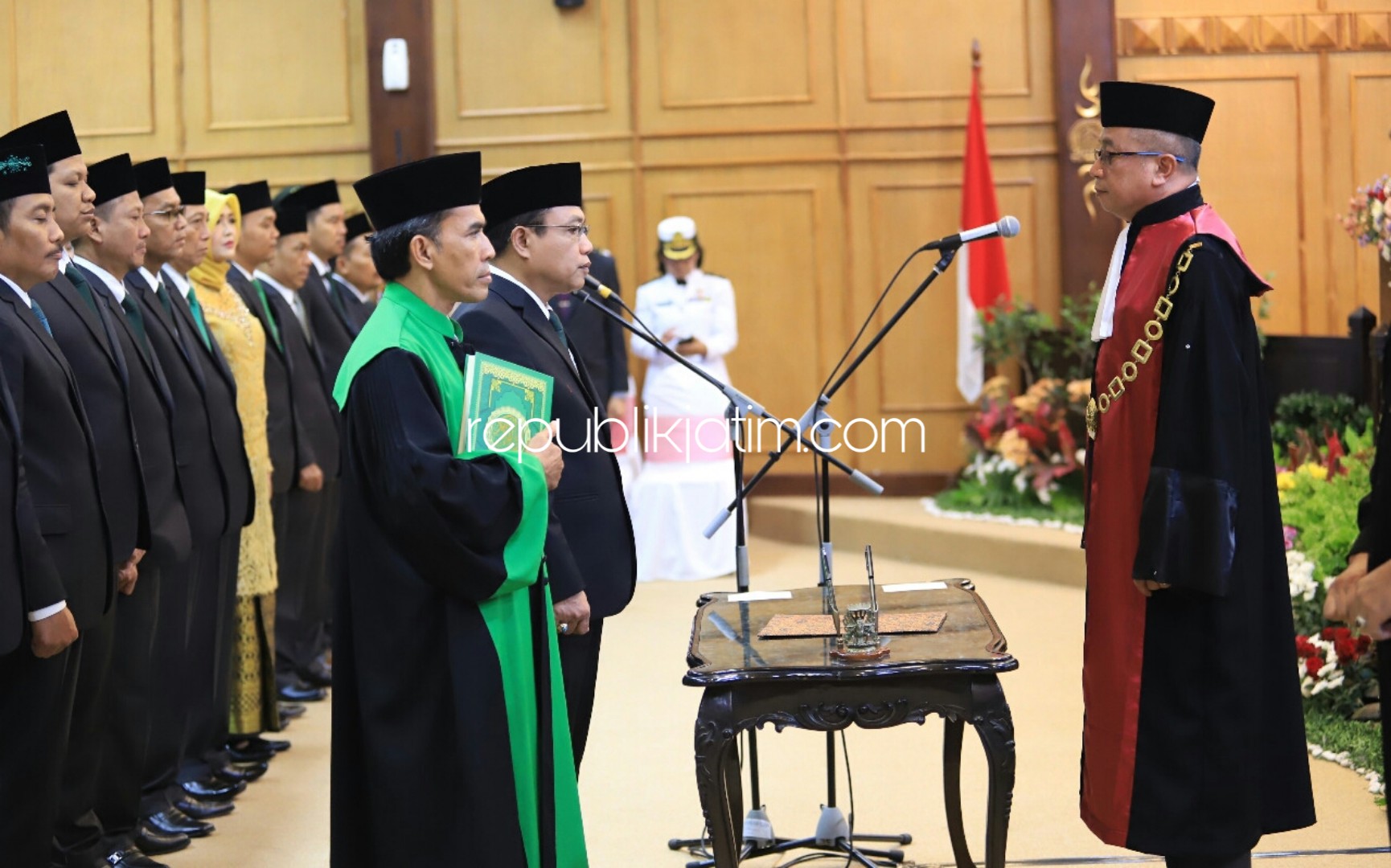 SUMPAH - Sebanyak 50 anggota DPRD Sidoarjo dilantik dan diambil sumpahnya, Rabu (21/08/2019) lalu hingga kini belum kelar pembahasan Alat Kelengkapan Dewan (AKD).