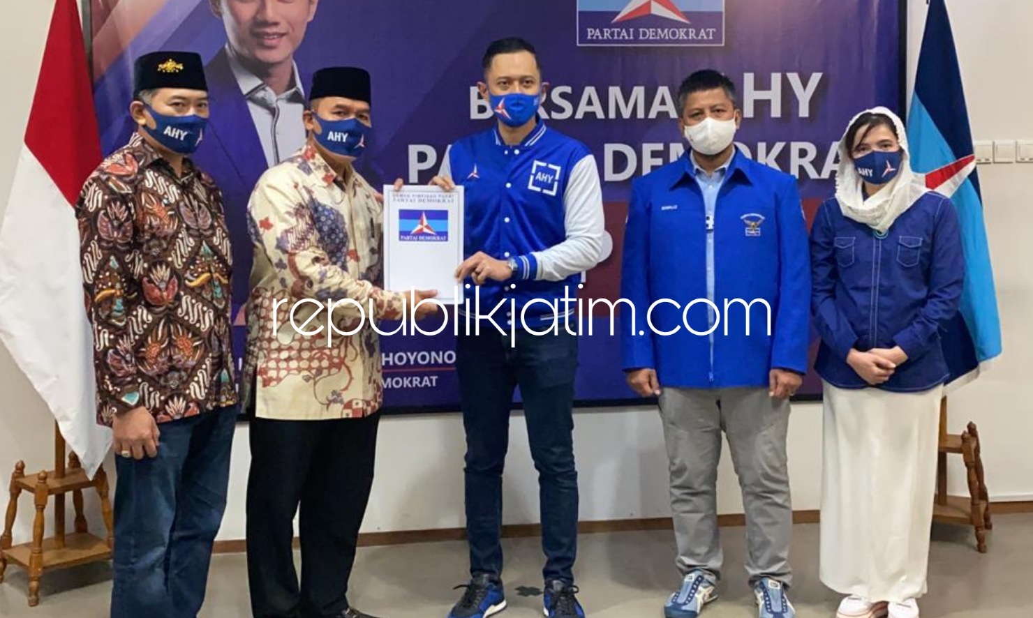 TERIMA - Bacabup dan Bacawabup Sidoarjo, Bambang Haryo Soekartono (BHS) dan M Taufiqulbar menerima rekomendasi dari Ketua Umum Partai Demokrat, Agus Harimurti Yudhono (AHY) di DPP Partai Demokrat, Selasa (01/09/2020).