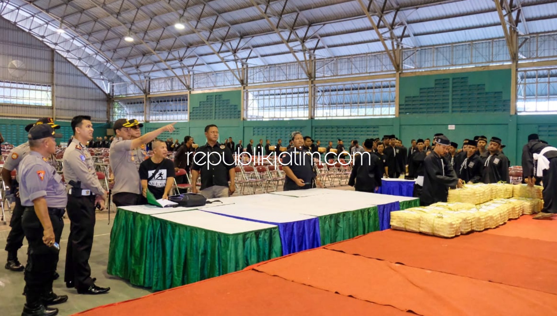 SIDAK - Kapolresta Sidoarjo, Kombes Pol Zain Dwi Nugroho didampingi Kasat Lantas, Kompol Fahrian Saleh Siregar mengecek lokasi pengesahan warga baru Persaudaraan Setia Hati Terate (PSHT) Sidoarjo di Lapangan Indoor GOR Sidoarjo, Minggu (01/09/2019).