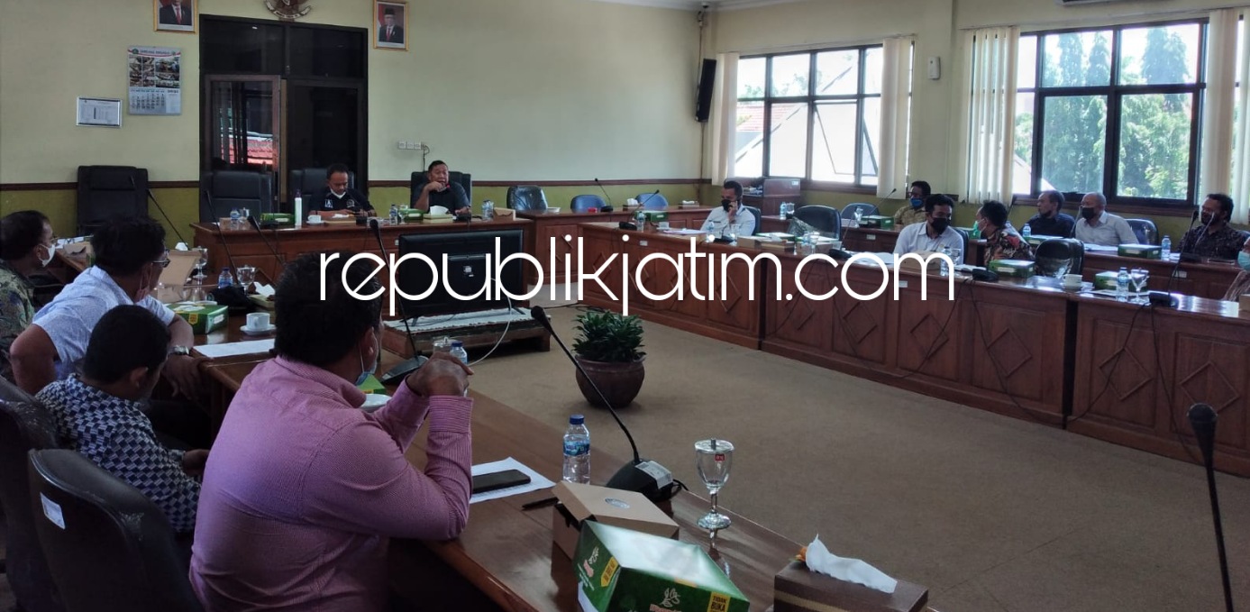 WADUL - Sejumlah perwakilan warga Perumahan Renojoyo, Desa Kedungsolo, Kecamatan Porong, Sidoarjo mengadu ke Komisi A DPRD Sidoarjo karena sertifikat tanahnya 14 tahun tak kunjung selesai, Rabu (01/09/2021).