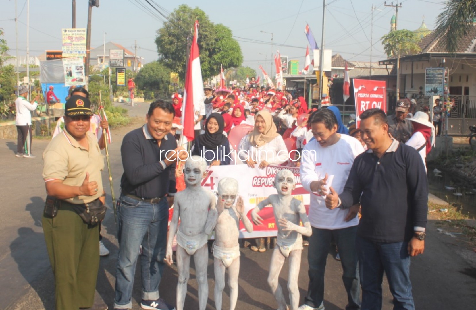 BERANGKATKAN - Wabup Sidoarjo, Nur Ahmad Syaifuddin memberangkatkan ribuan peserta Karnaval Desa Sidodadi, Kecamatan Candi, Sidoarjo dalam peringatan HUT RI ke 74, Minggu (01/09/2019).