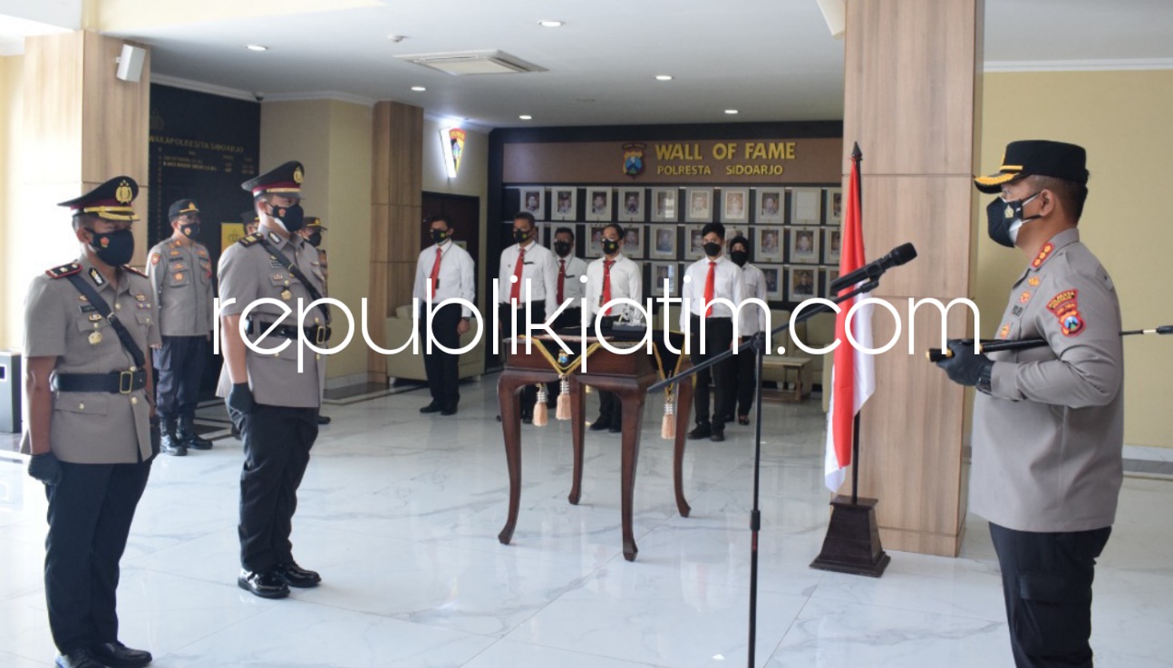 SERTIJAB - Kapolresta Sidoarjo Kombes Pol Kusumo Wahyu Bintoro memimpin serah terima jabatan Kasat Reskrim Polresta Sidoarjo diserahterimakan dari Kompol M Wahyudin Latief kepada AKP Oscar Stefanus Setja di Polresta Sidoarjo, Rabu (01/09/2021).