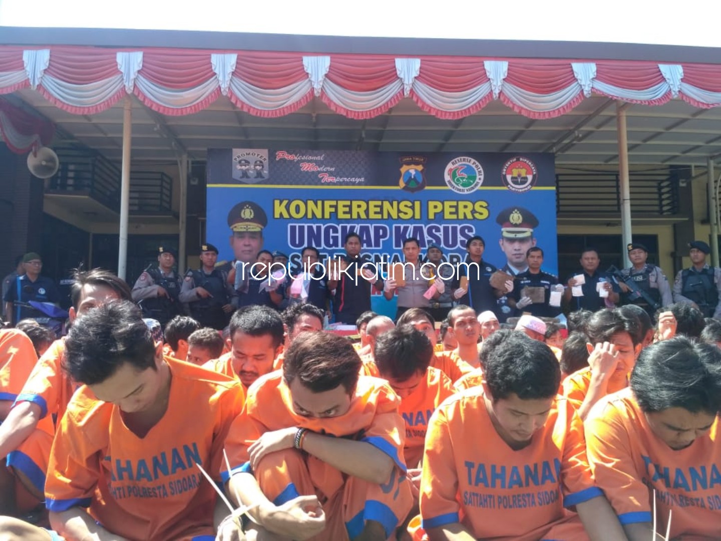 KOMPLOTAN - Sebanyak 93 tersangka pengedar narkoba digulung Satuan Resnarkoba, Polresta Sidoarjo beserta barang buktinya, Senin (02/09/2019).