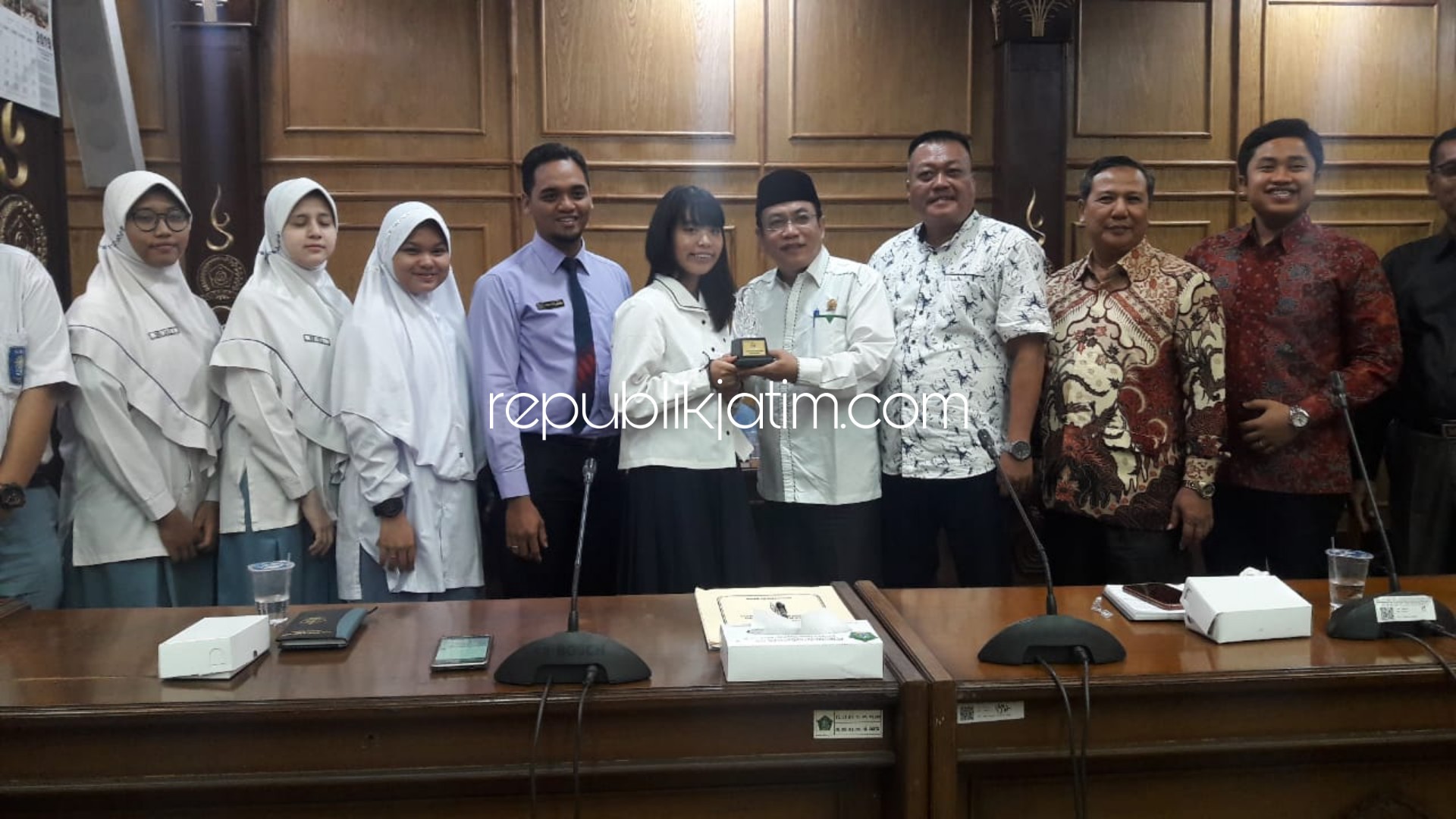CINDERAMATA - Ketua DPRD Sidoarjo Sementara, Usman didampingi Wakil Ketua Sementara, Suyarno memberikan cinderamata untuk rombongan siswa siswi Smamita dan pelajar asal Jepang, Kanako Tome di Ruang Paripurna DPRD, Senin (02/09/2019).